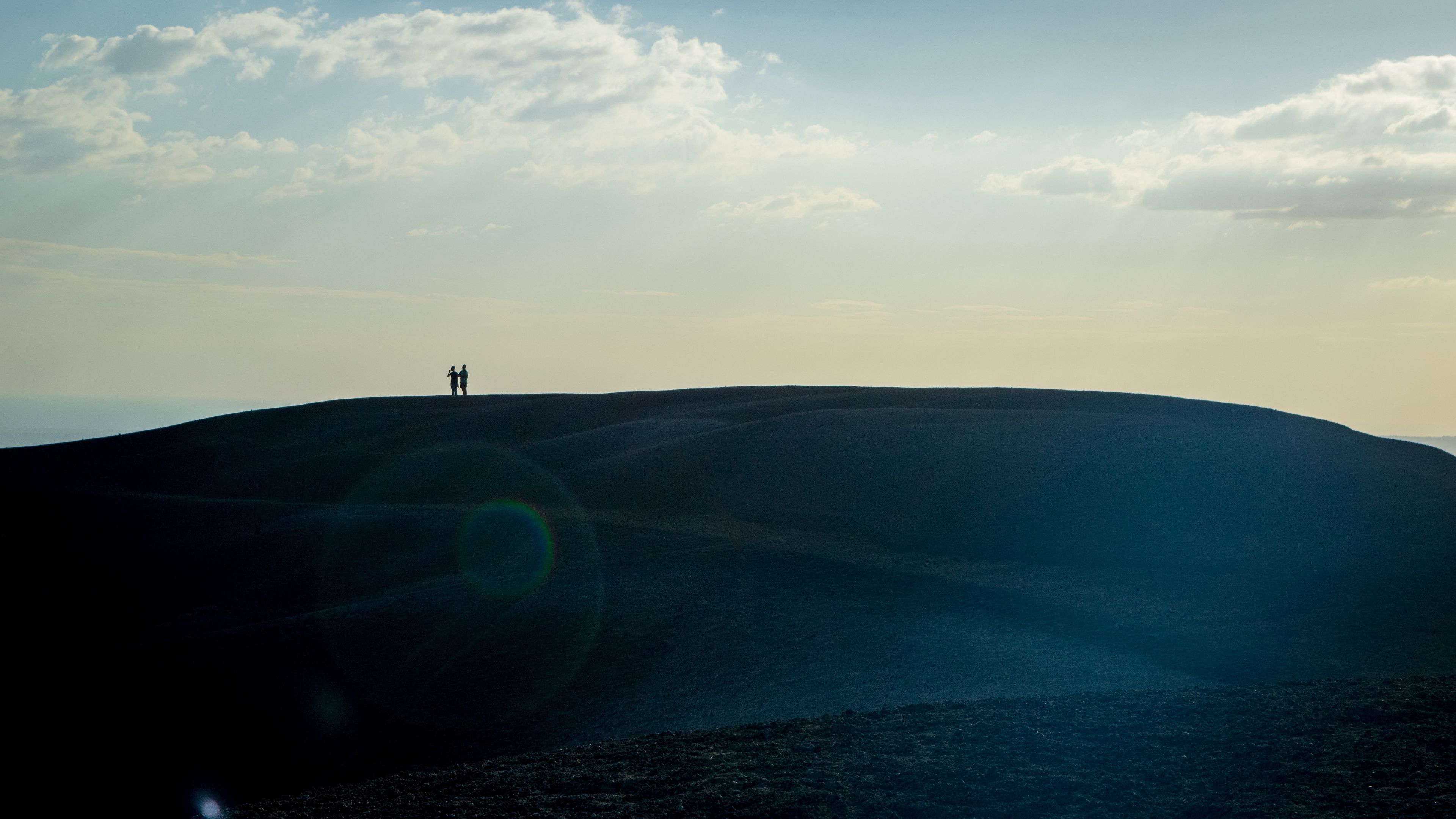 hill, silhouettes, sunlight, glare, horizon, 4k, HD Wallpaper