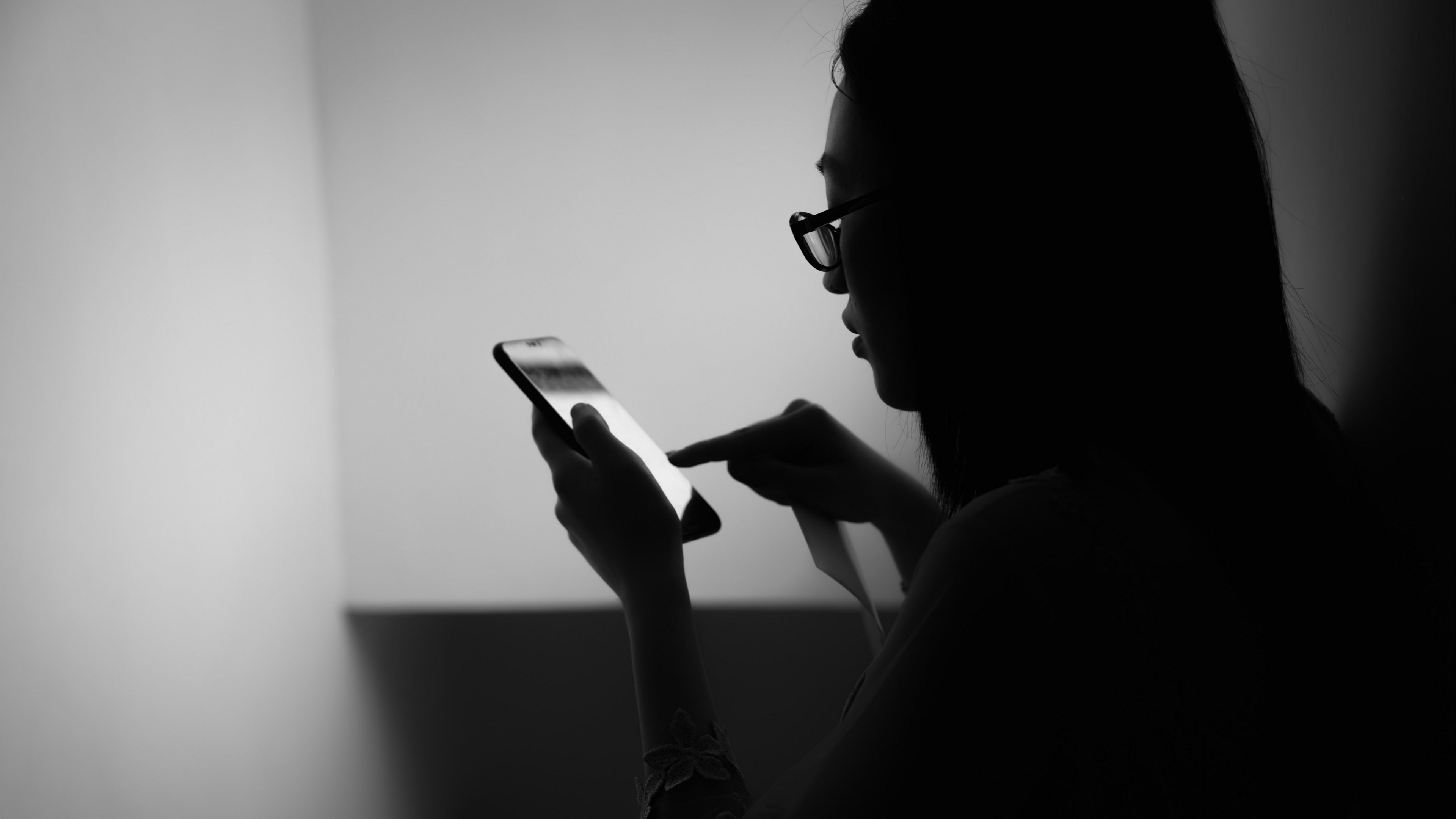 girl, phone, bw, dark, touch, 4k, HD Wallpaper