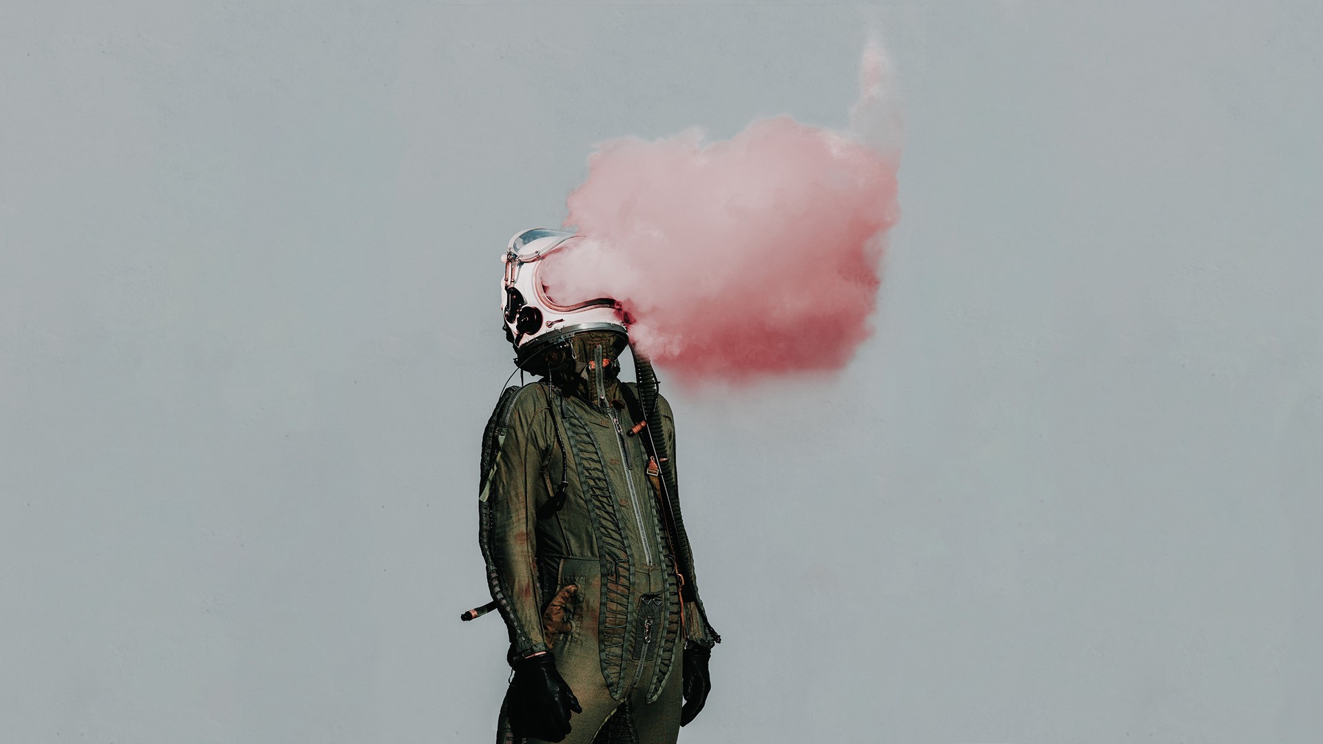 helmet, smoke, simple background, men, HD Wallpaper
