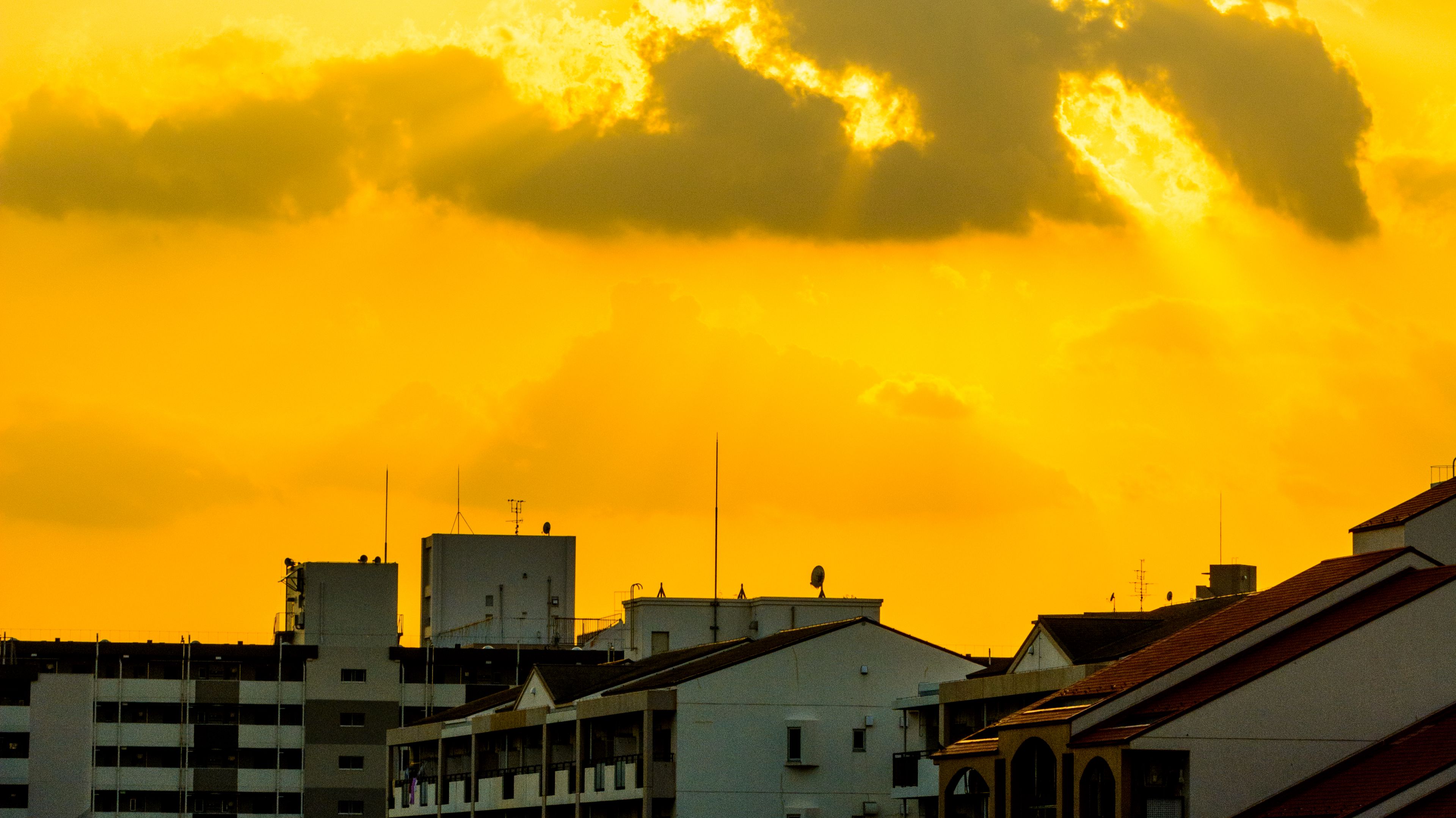 buildings, clouds, sunlight, rays, city, 4k, HD Wallpaper