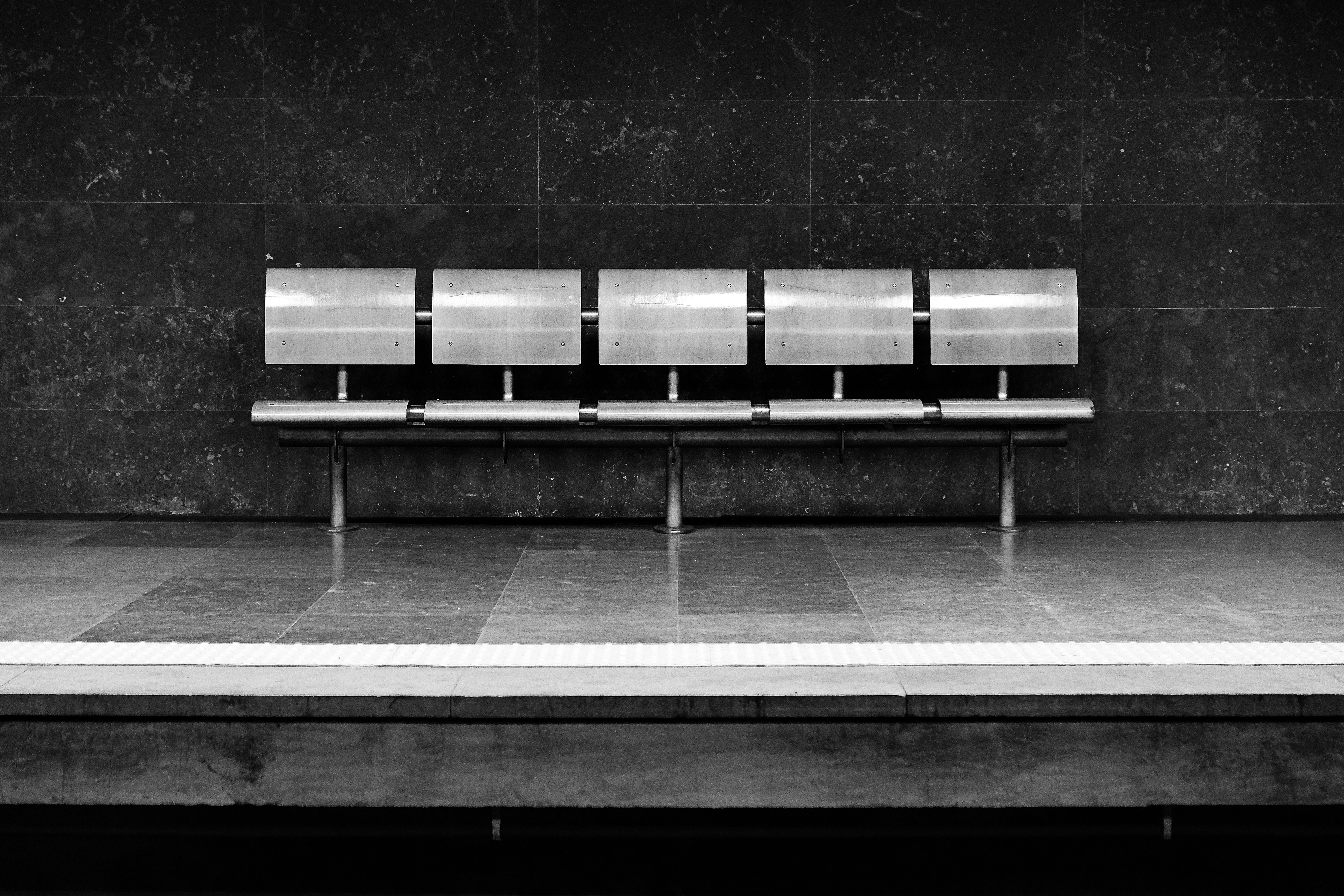 photography, bench, monochrome, urban, symmetry, subway, HD Wallpaper