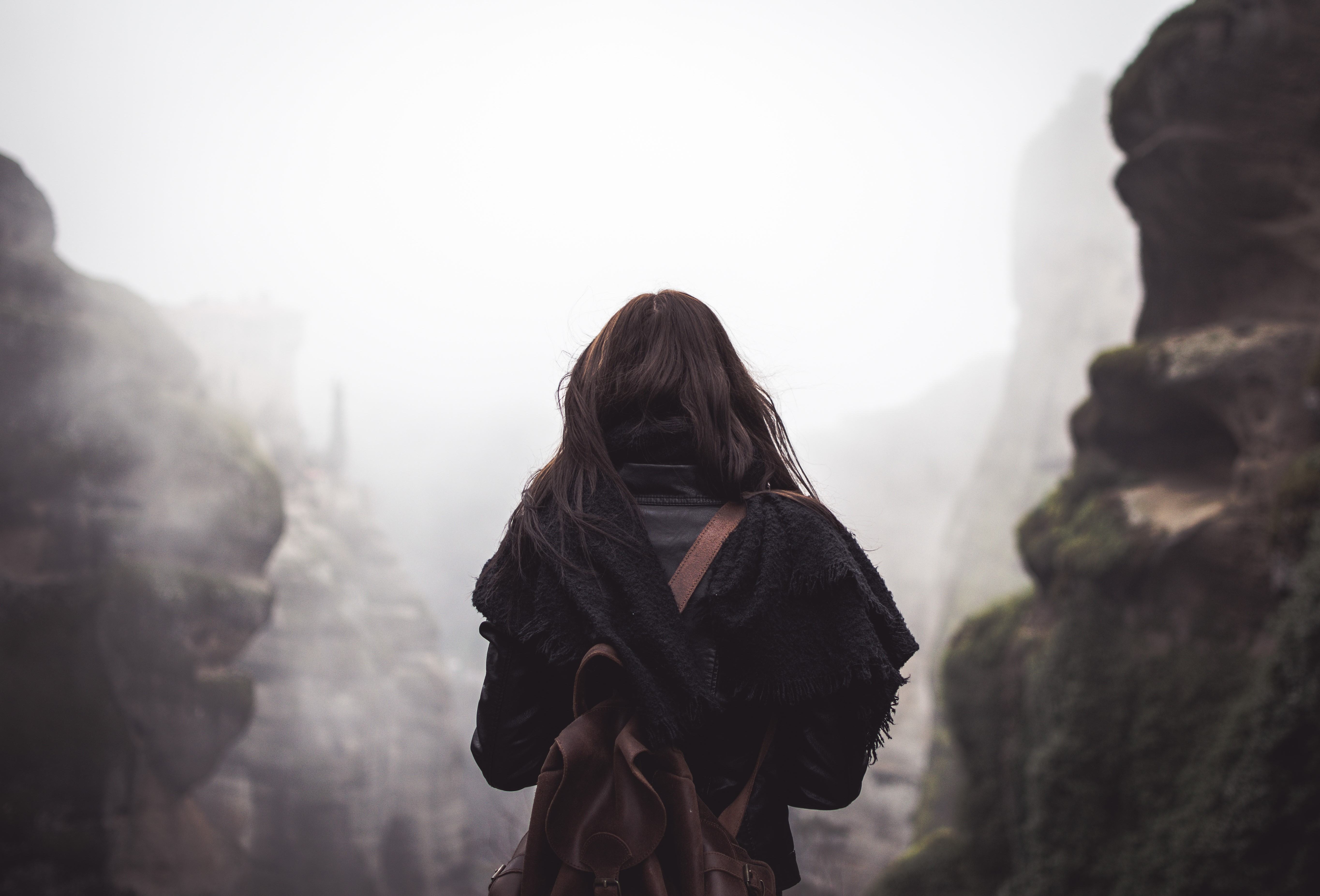 traveller, mountains, mist, bag, alone, HD Wallpaper