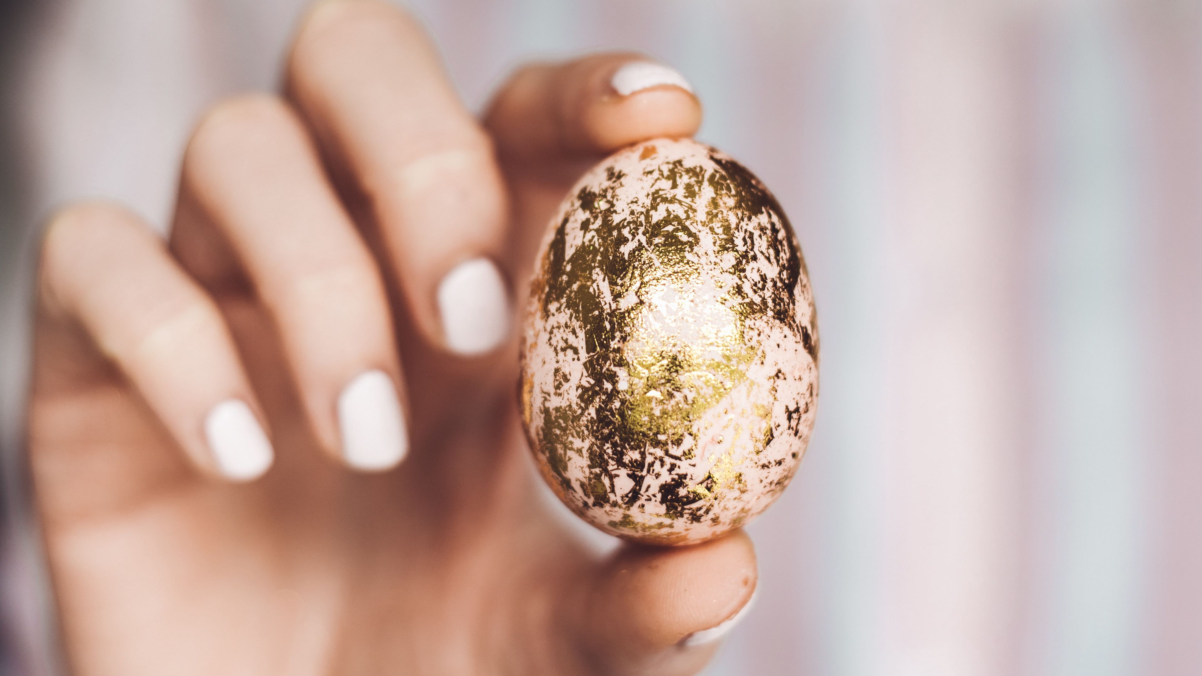 easter, egg, hand, fingers, paint, 4k, HD Wallpaper