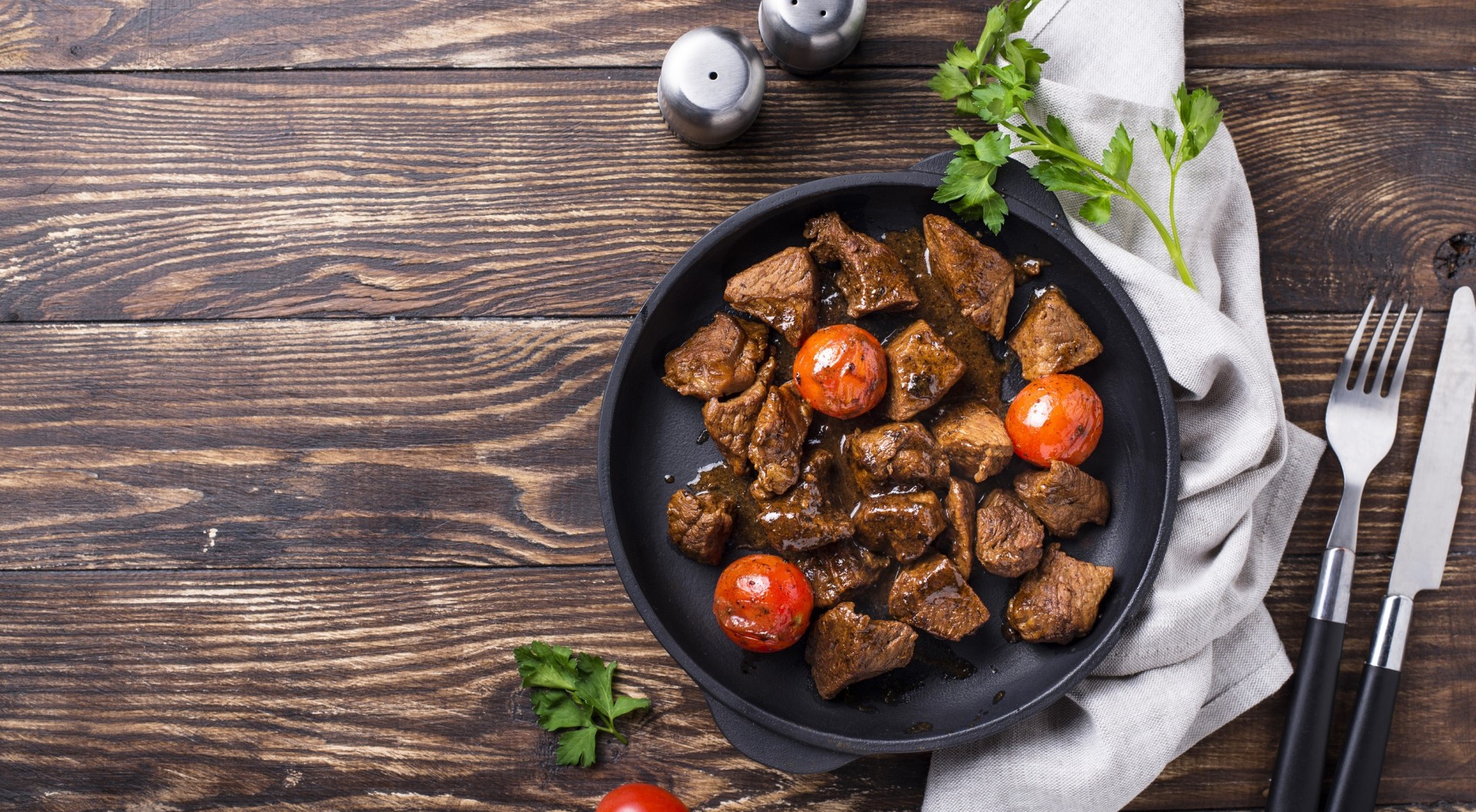 food, meat, tomatoes, parsley, fork, table knife, napkin, wooden surface, HD Wallpaper