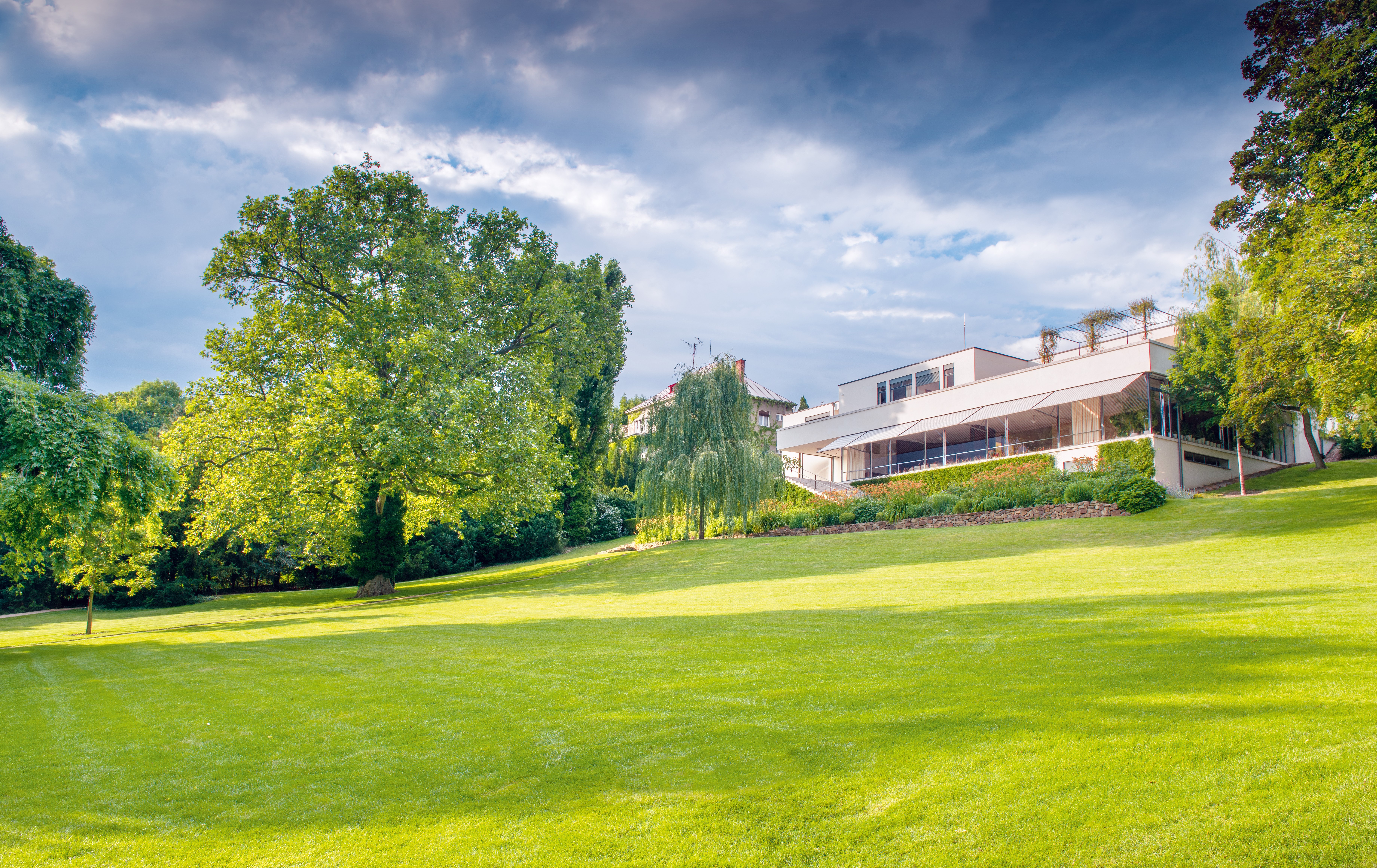 architecture, Czech Republic, modern, Villa Tugendhat, trees, grass, field, hill, Brno, clouds, HD Wallpaper