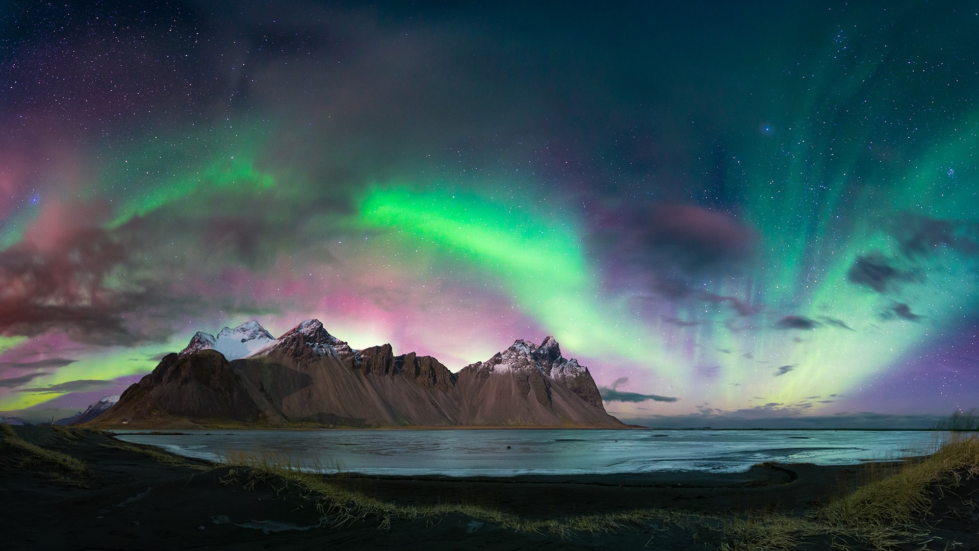 nature, landscape, mountains, clouds, stars, black sand, grass, water, aurorae, Vestrahorn, Norway, HD Wallpaper