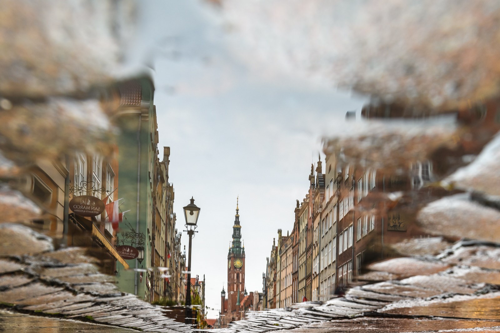 architecture, building, street, cobblestone, reflection, water splash, street light, old building, church, water, Gdańsk, Poland, Robert Płóciennik, Polish, HD Wallpaper