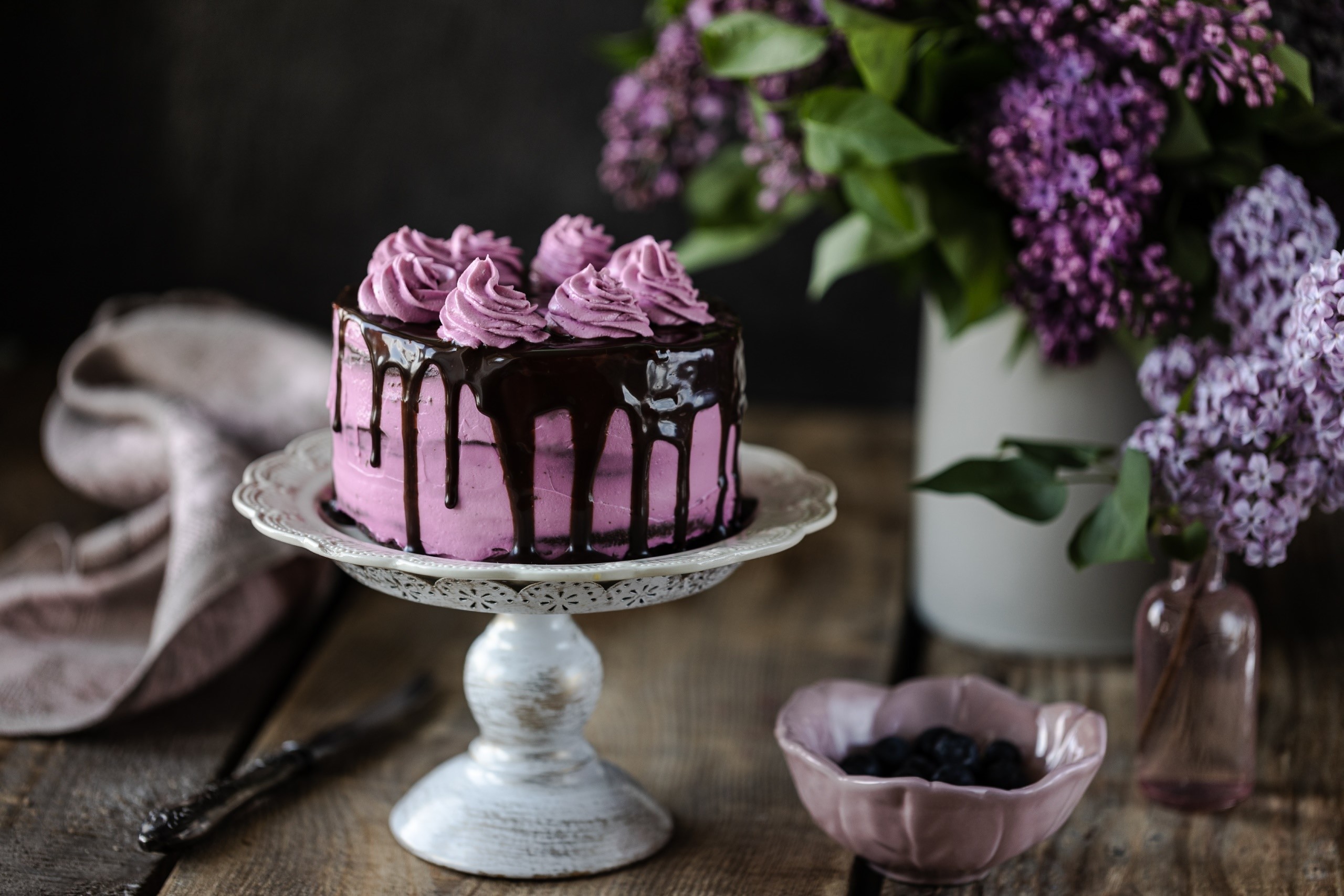 sweets, food, cake, dessert, flowers, wooden surface, HD Wallpaper