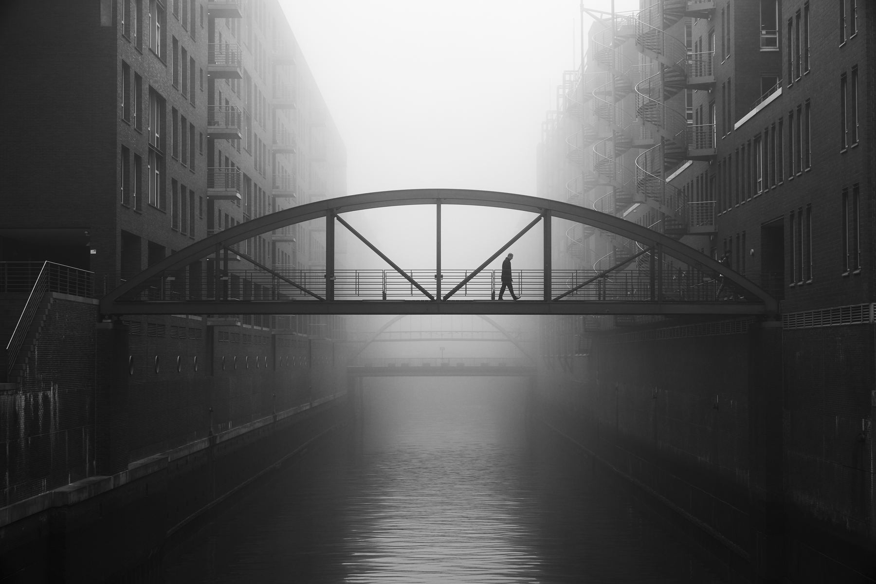 architecture, Hamburg, Alexander Schönberg, city, Germany, men, mist, walking, bridge, stairs, river, water, building, block of flats, HD Wallpaper