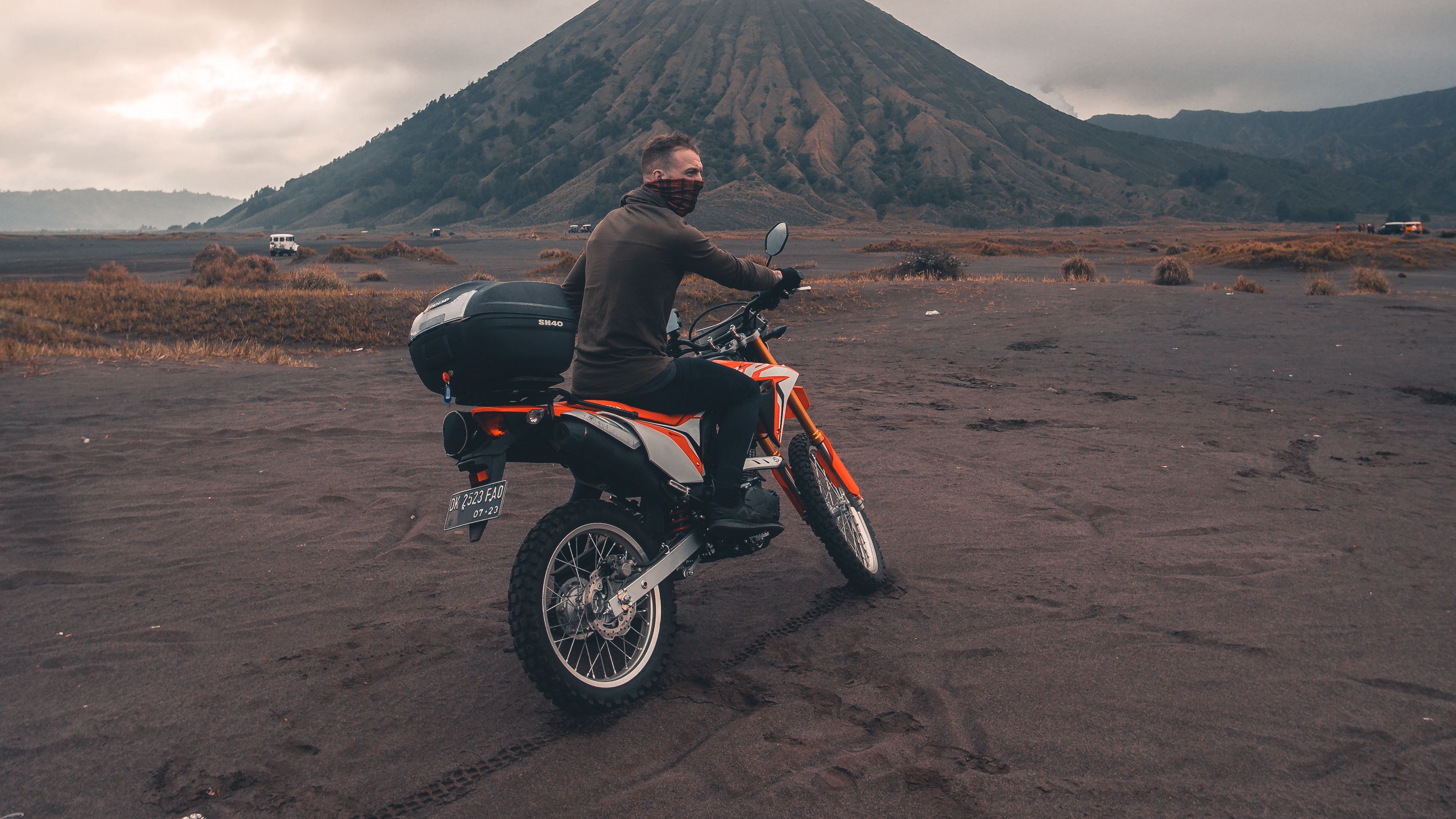 motorcyclist, sand, volcano, motorcycle, indonesia, 4k, HD Wallpaper
