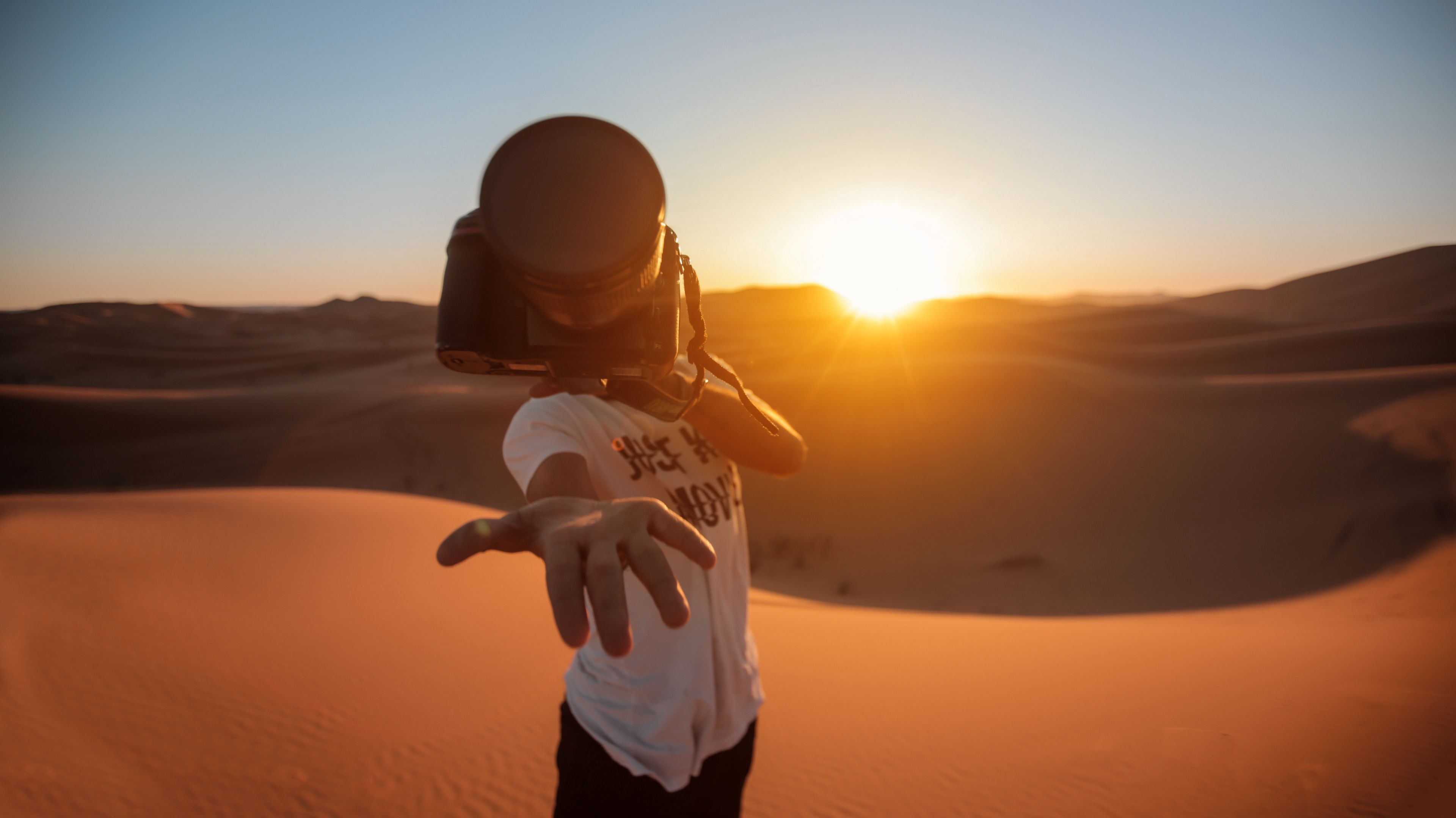 camera, hand, desert, sunlight, 4k, HD Wallpaper
