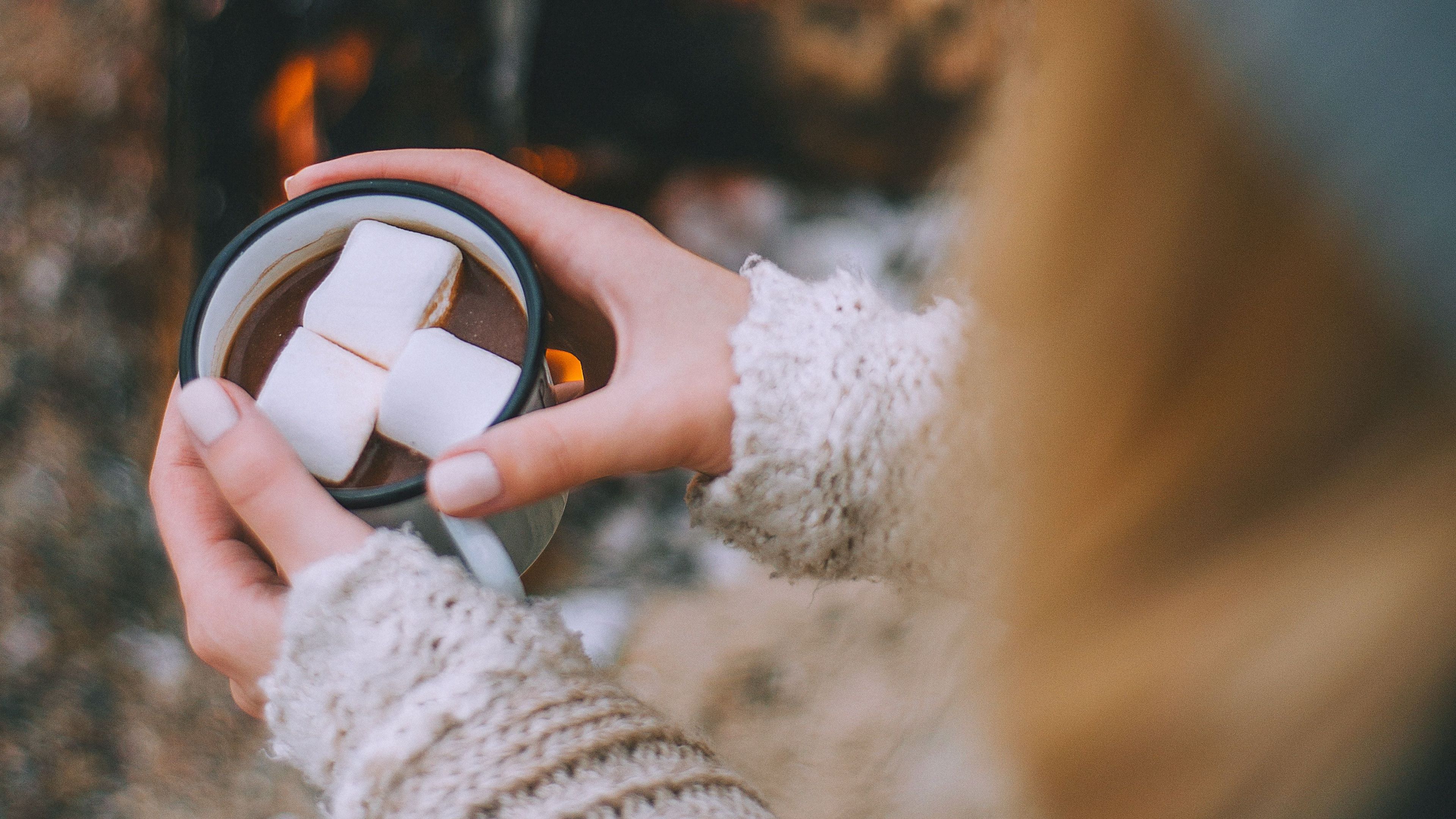 cocoa, marshmallows, hands, camping, travel, bonfire, 4k, HD Wallpaper