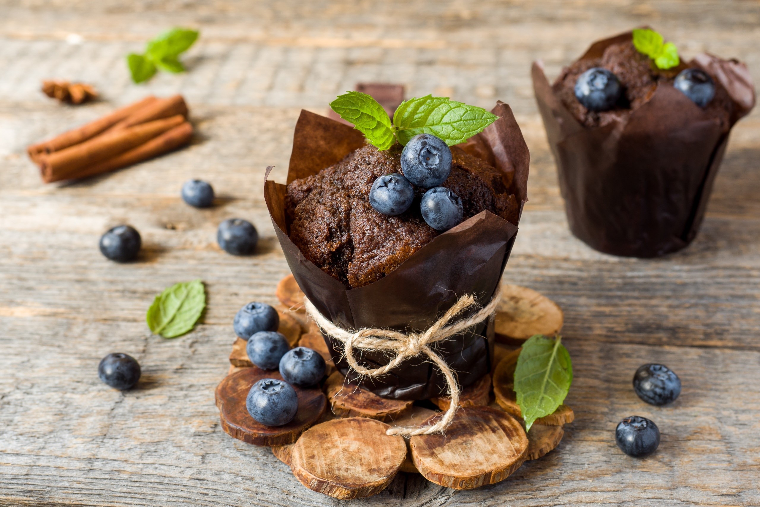 sweets, food, berries, blueberries, mint leaves, cinnamon, wooden surface, HD Wallpaper