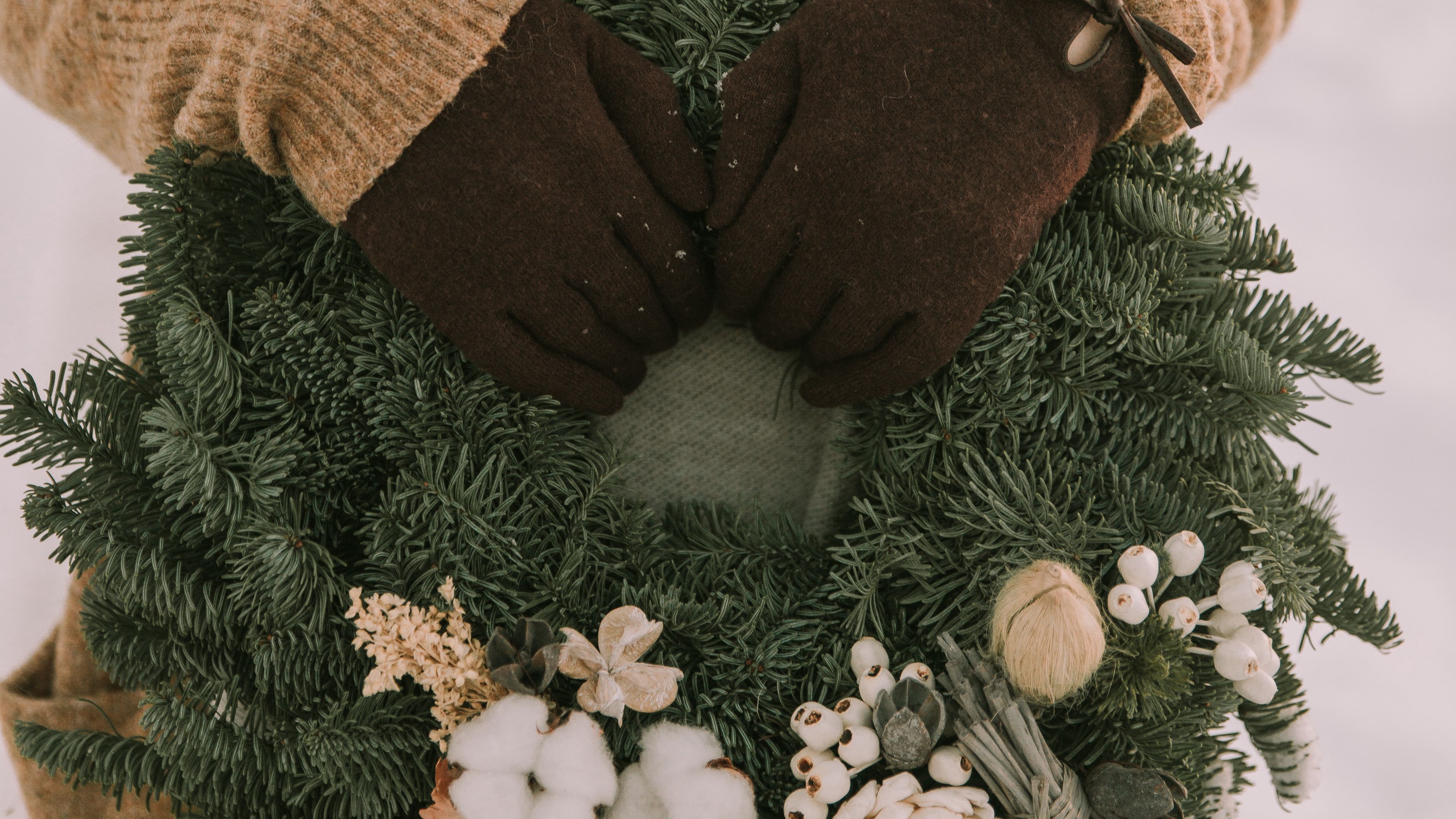 wreath, christmas, new year, hands, girl, winter, 4k, HD Wallpaper