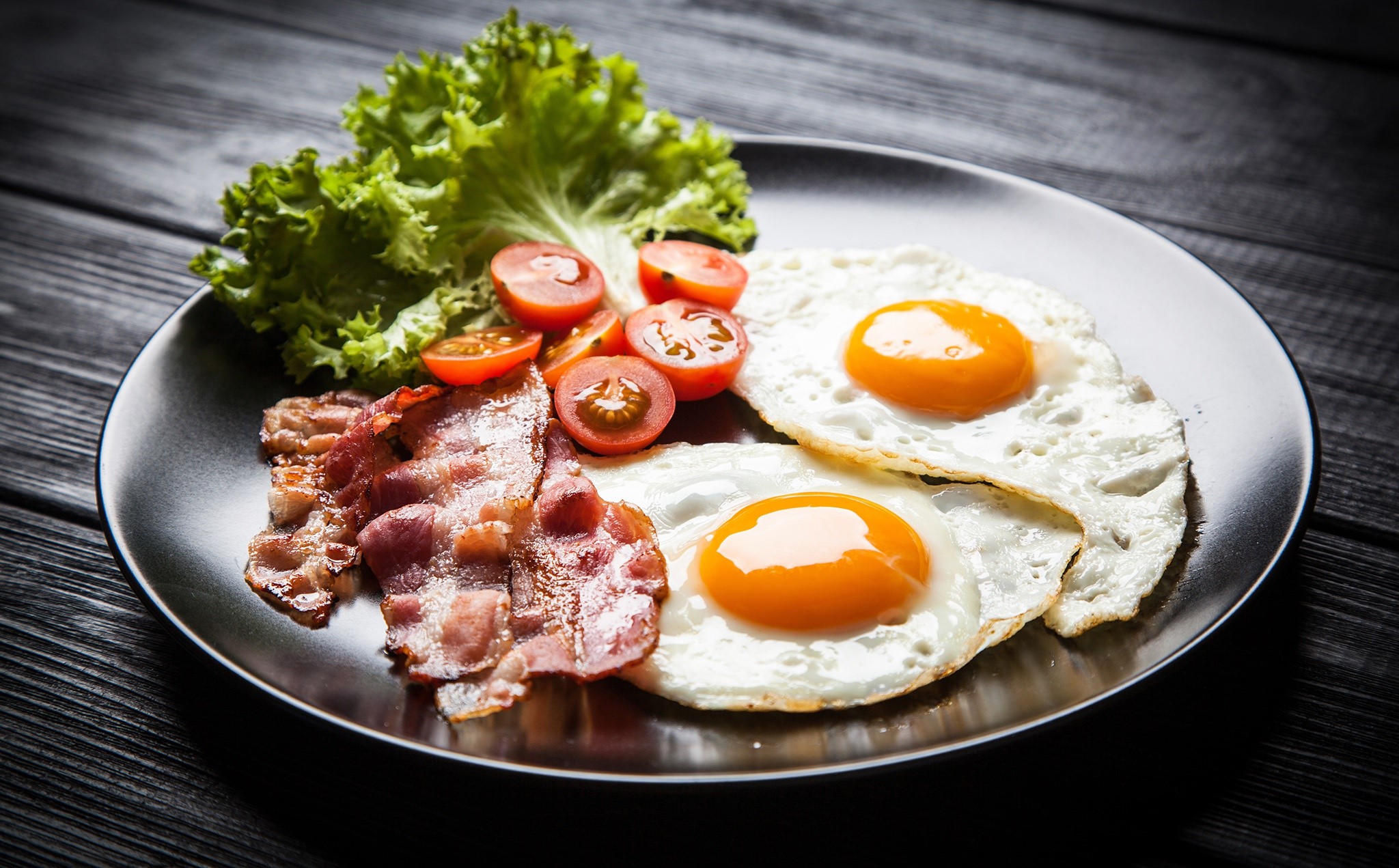 bacon, food, eggs, tomatoes, lettuce, plates, HD Wallpaper