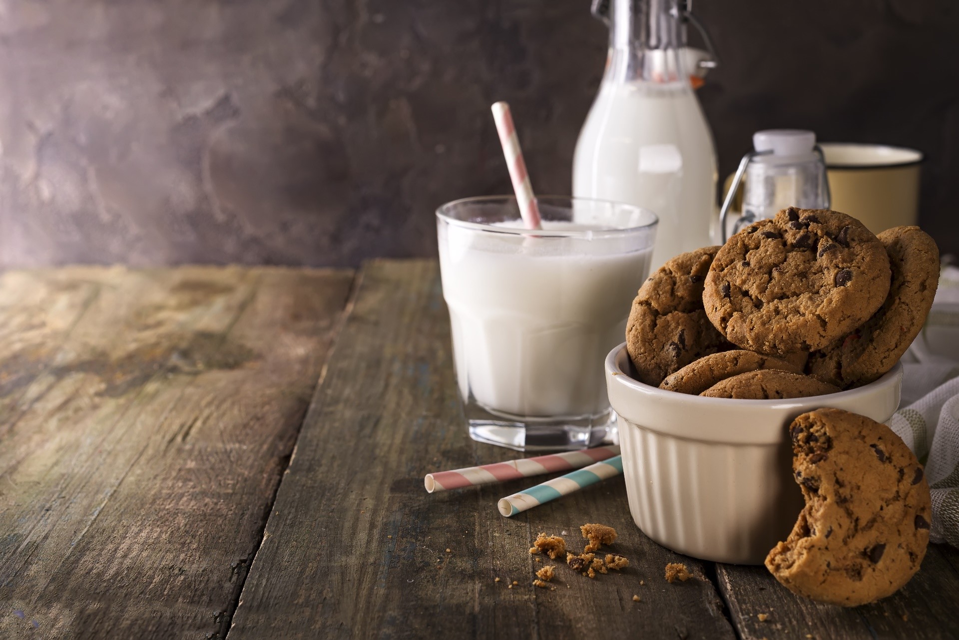 cookies, milk, food, wooden surface, straw, HD Wallpaper