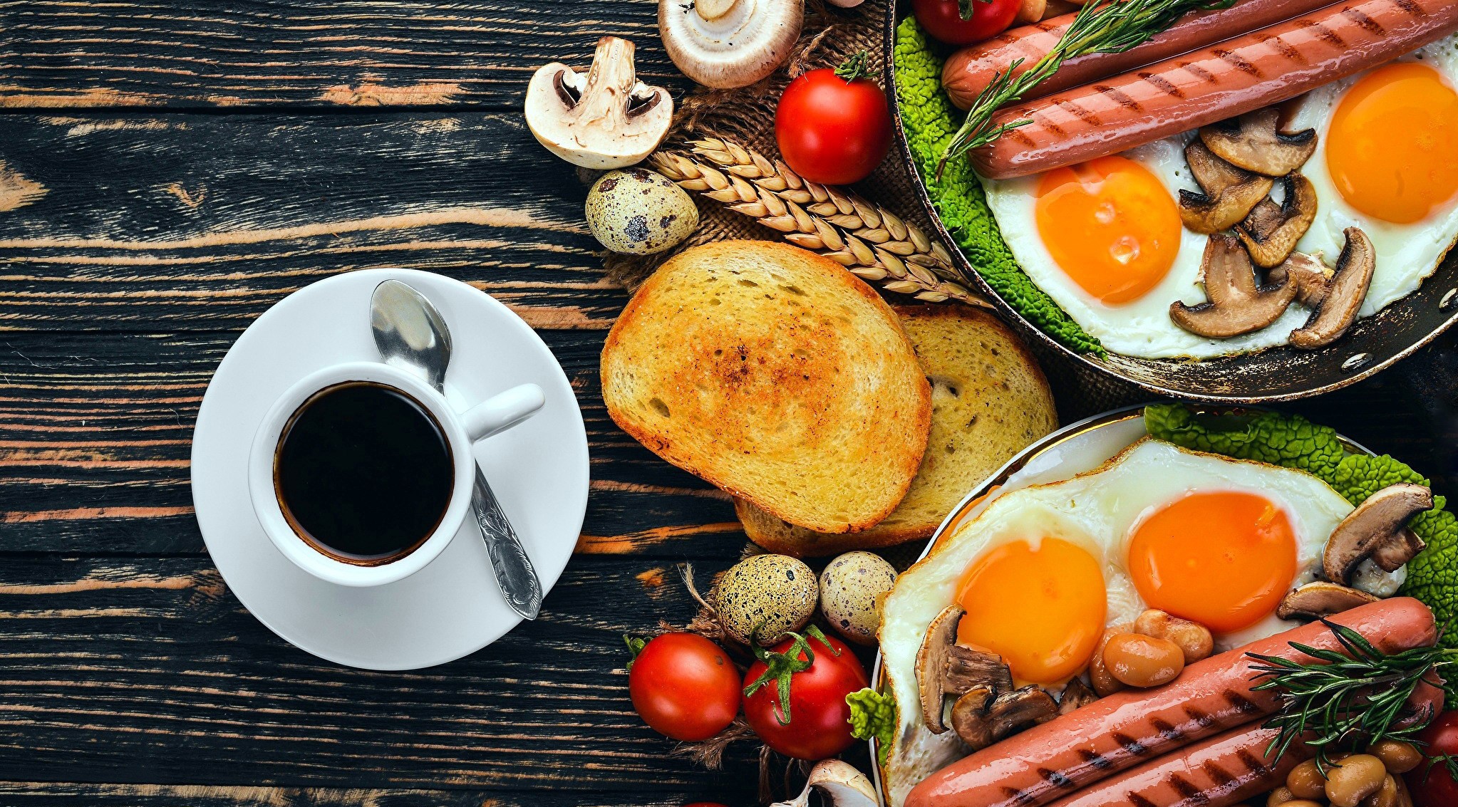 coffee, food, Bratwurst, bread, toast, mushroom, eggs, tomatoes, beans, wheat, rosemary, coffee cup, spoon, wooden surface, breakfast, cup, HD Wallpaper