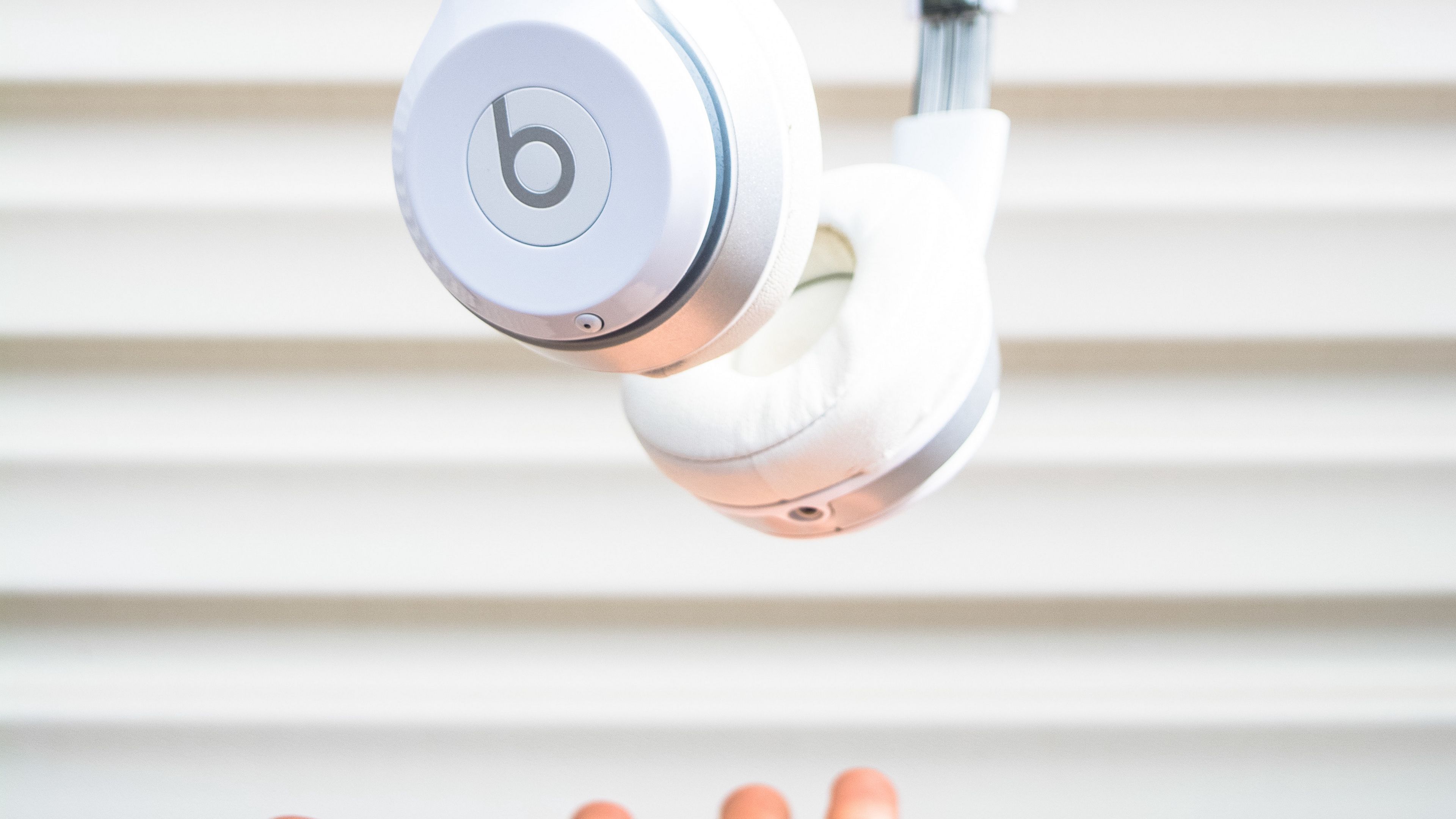 headphones, hand, levitation, audio, white, 4k, HD Wallpaper