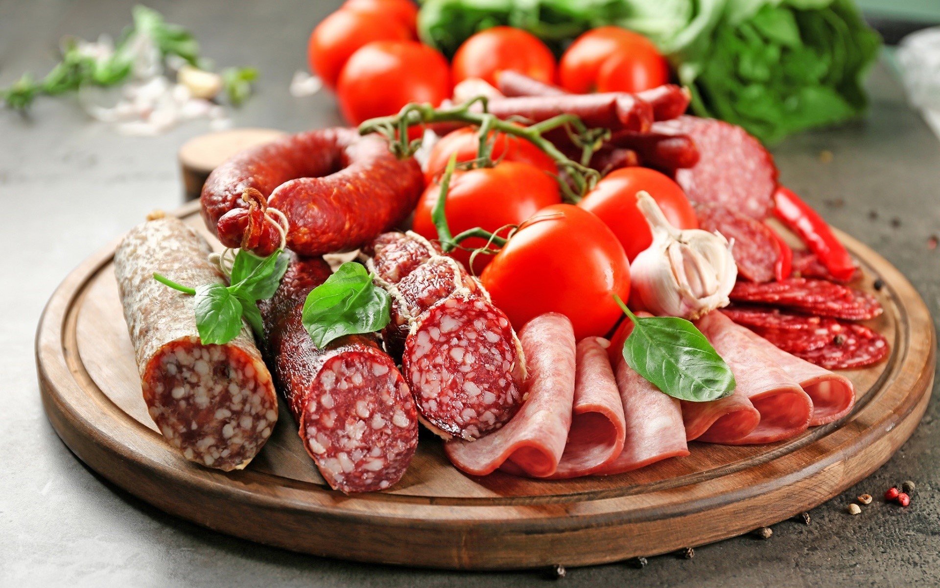 food, sausage, vegetables, tomatoes, cutting board, Garlic, basil, meat, pepperoni, HD Wallpaper