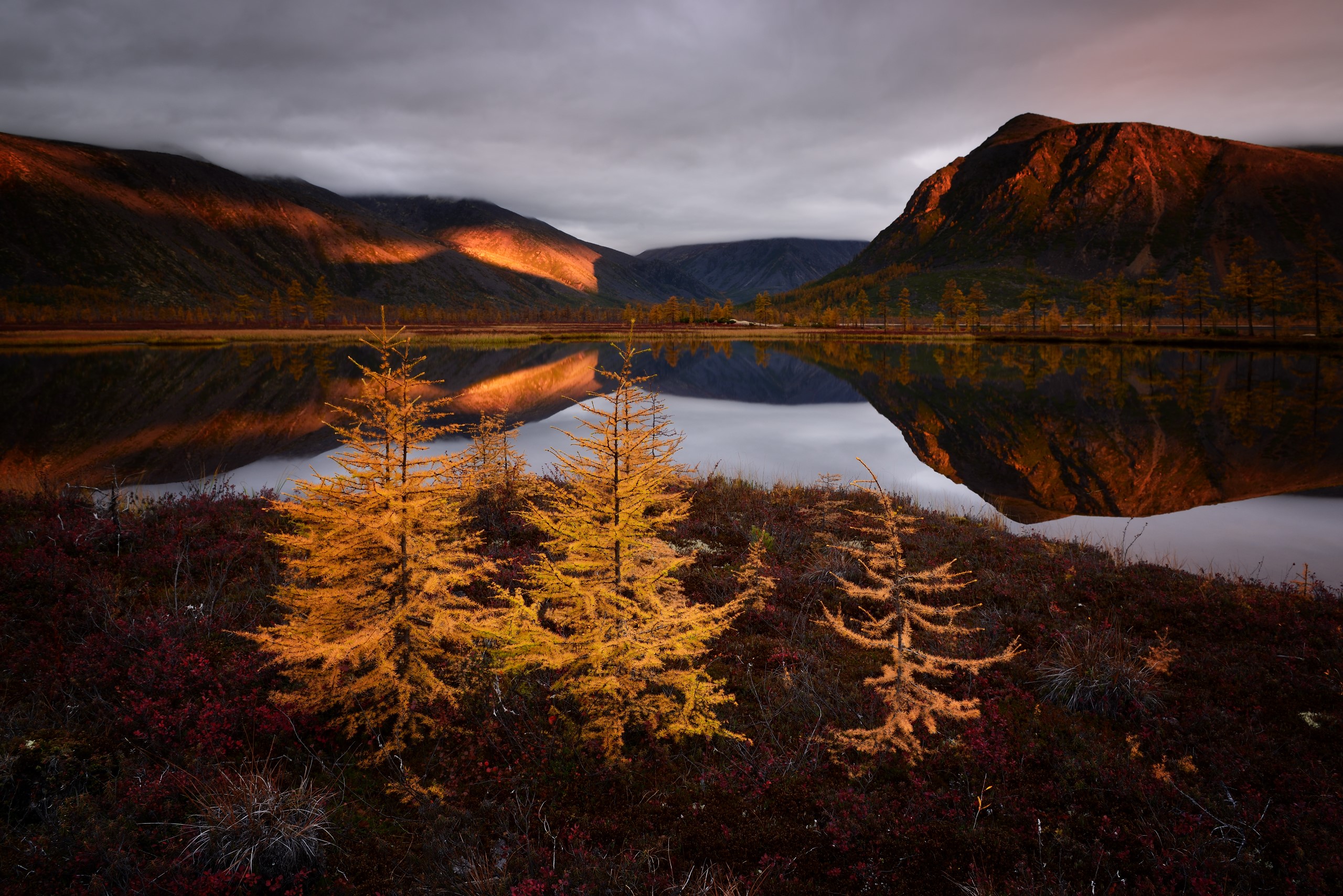 Russia, lake, landscape, nature, mirrored, reflection, mountains, clouds, sunset, trees, fall, photography, Maxim Evdokimov, HD Wallpaper