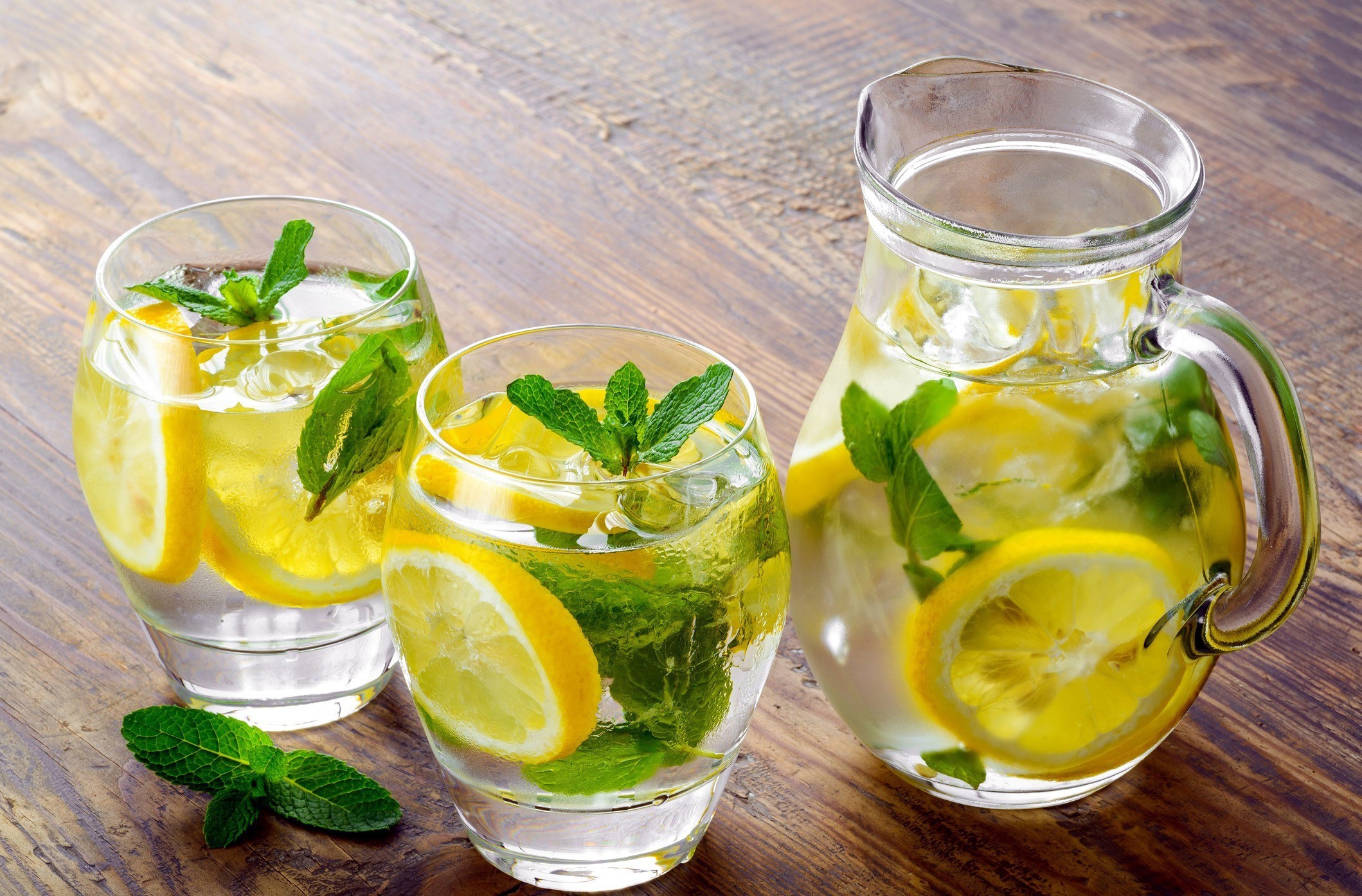 still life, lemons, leaves, Lemonade, mint leaves, drink, drinking glass, wooden surface, HD Wallpaper