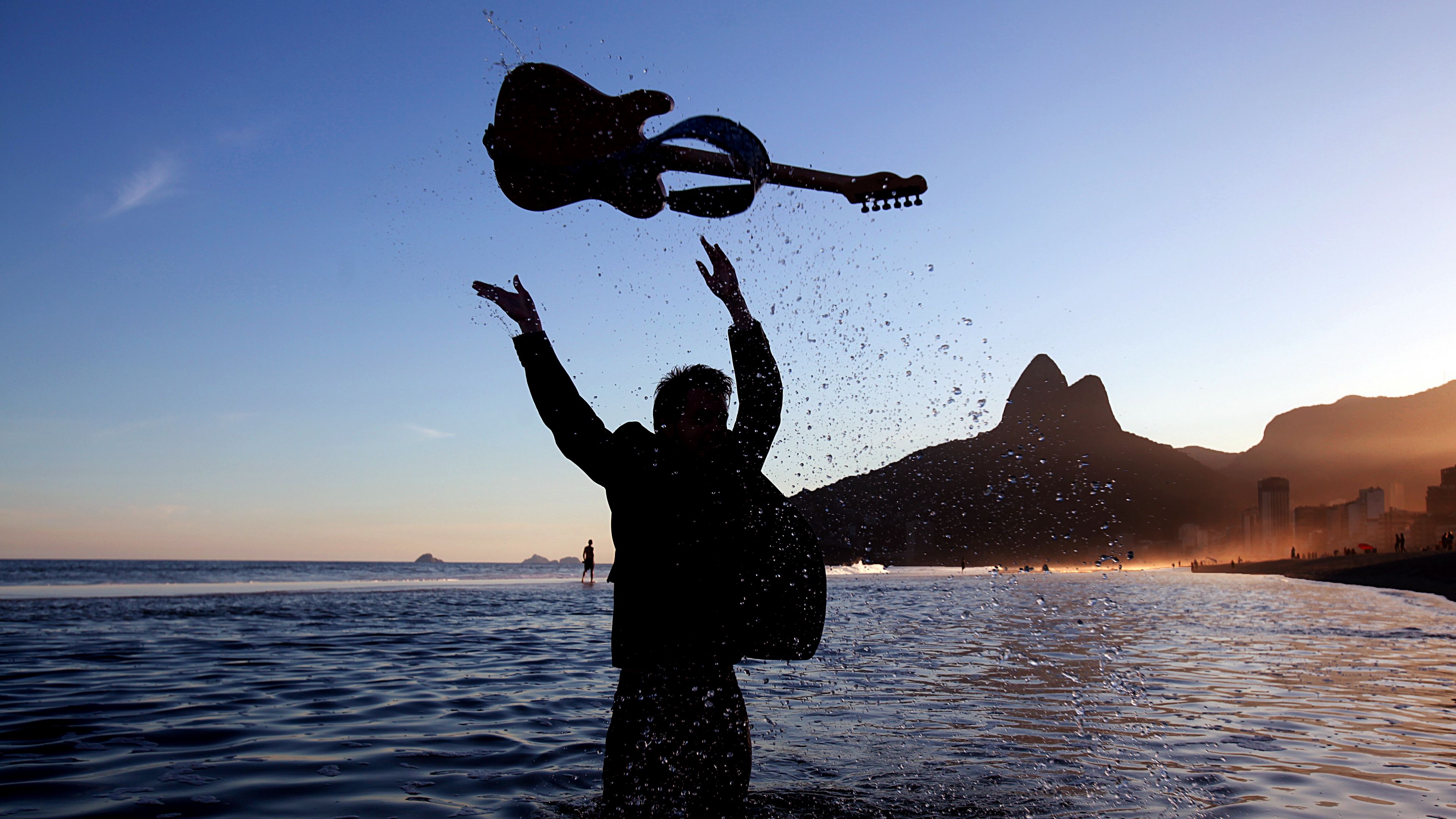 guitar, spray, silhouette, sea, musical instrument, musician, 4k, HD Wallpaper