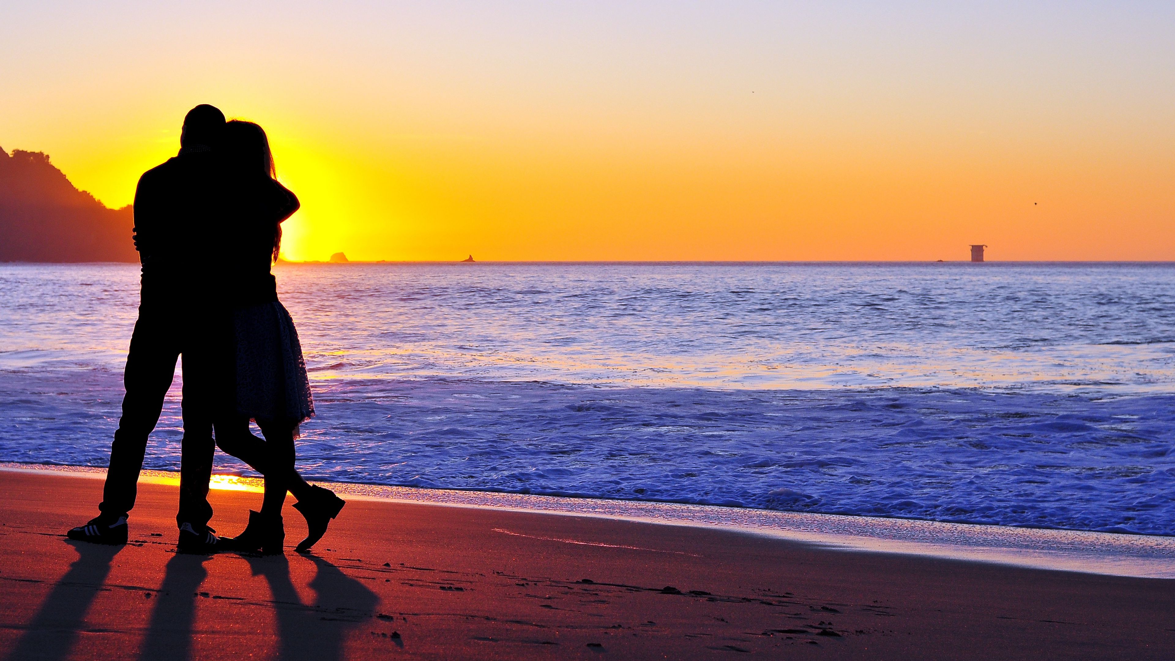 couple, silhouettes, hugs, love, shore, sunset, 4k, HD Wallpaper