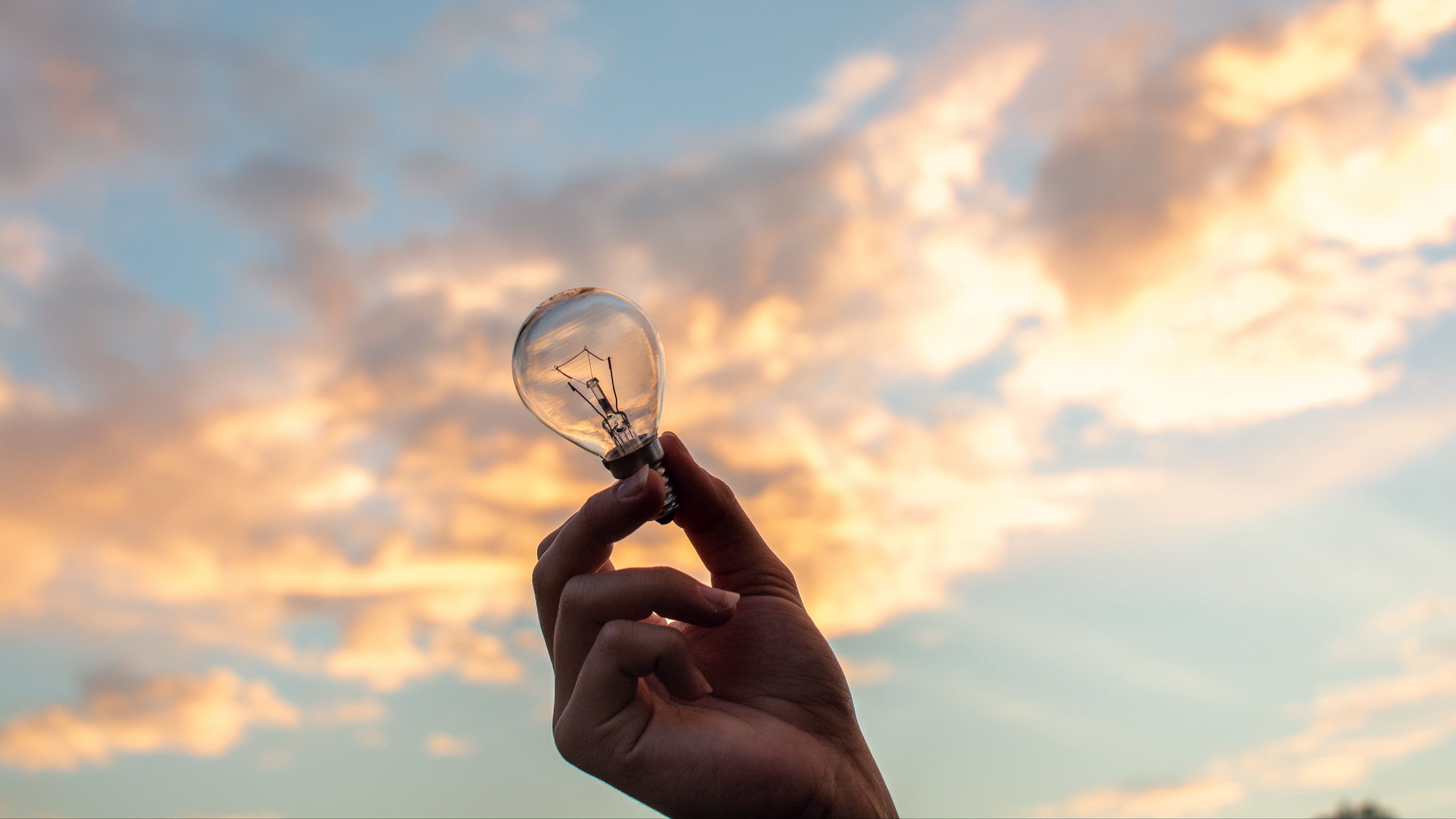 lightbulb, hand, sky, clouds, 4k, HD Wallpaper
