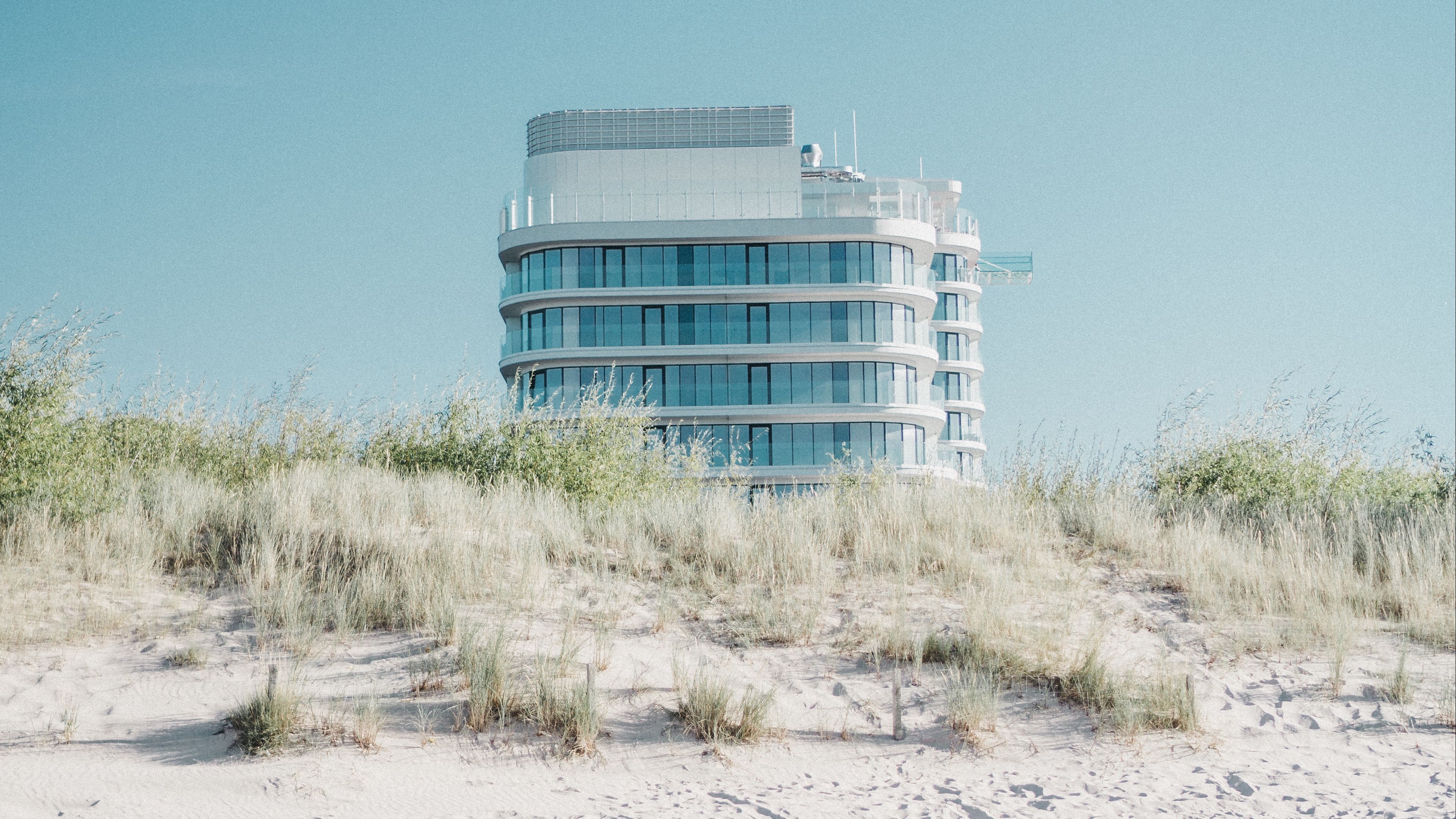 building, sand, dunes, grass, minimalism, 4k, HD Wallpaper