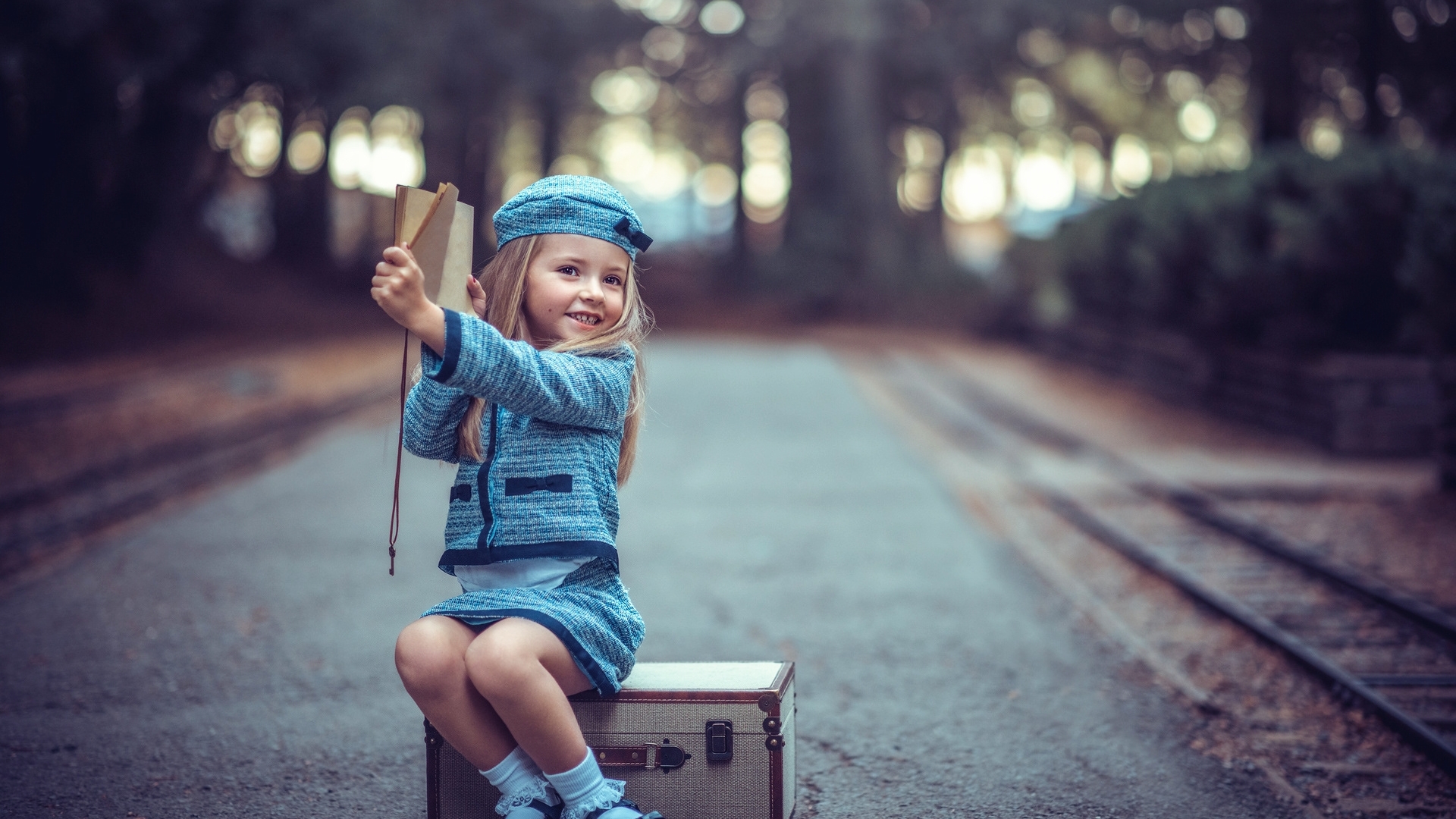 girl, copil, child, traveller, suitcase, blue, HD Wallpaper