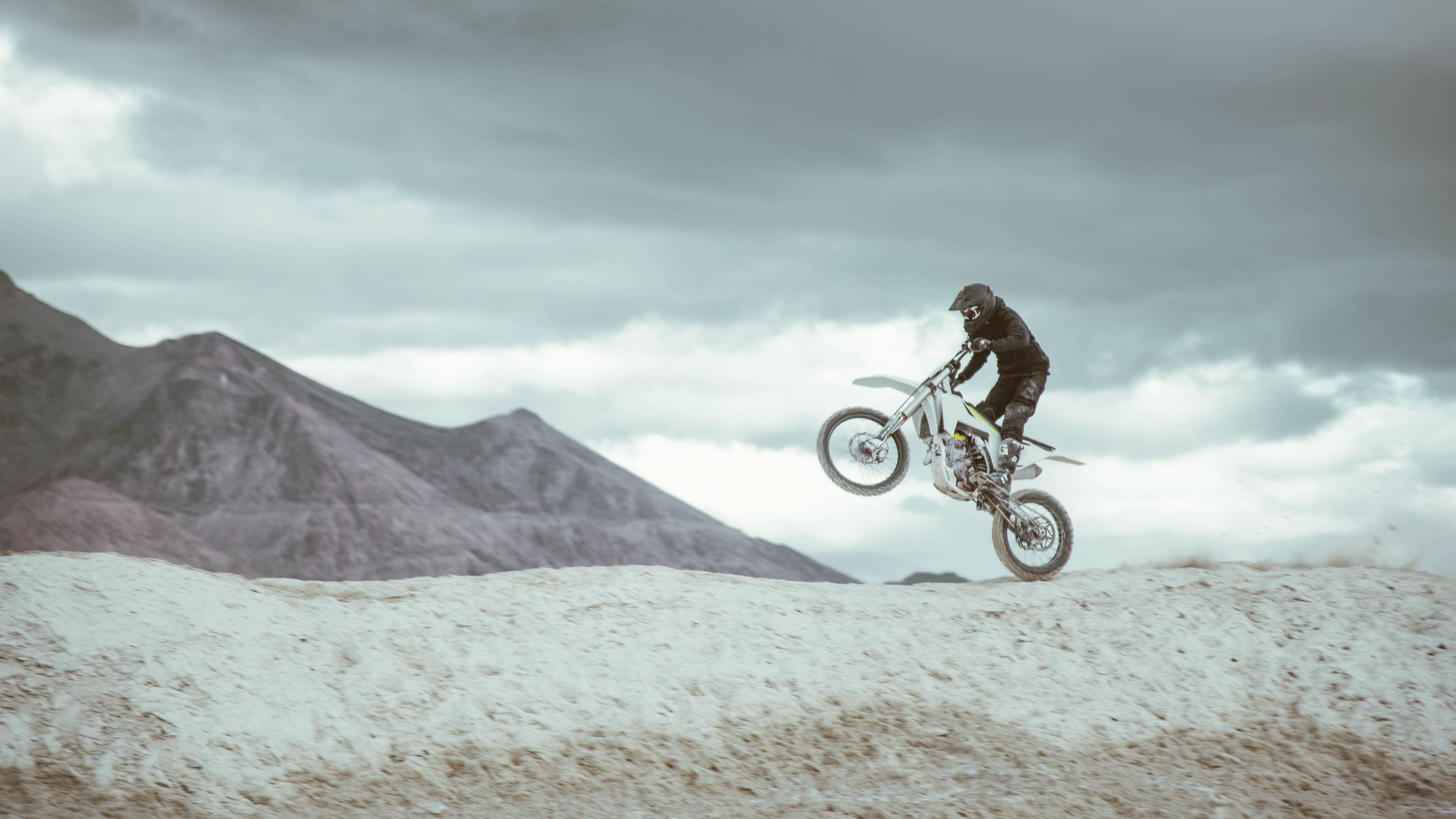motorcycle, helmet, jump, 4k, HD Wallpaper