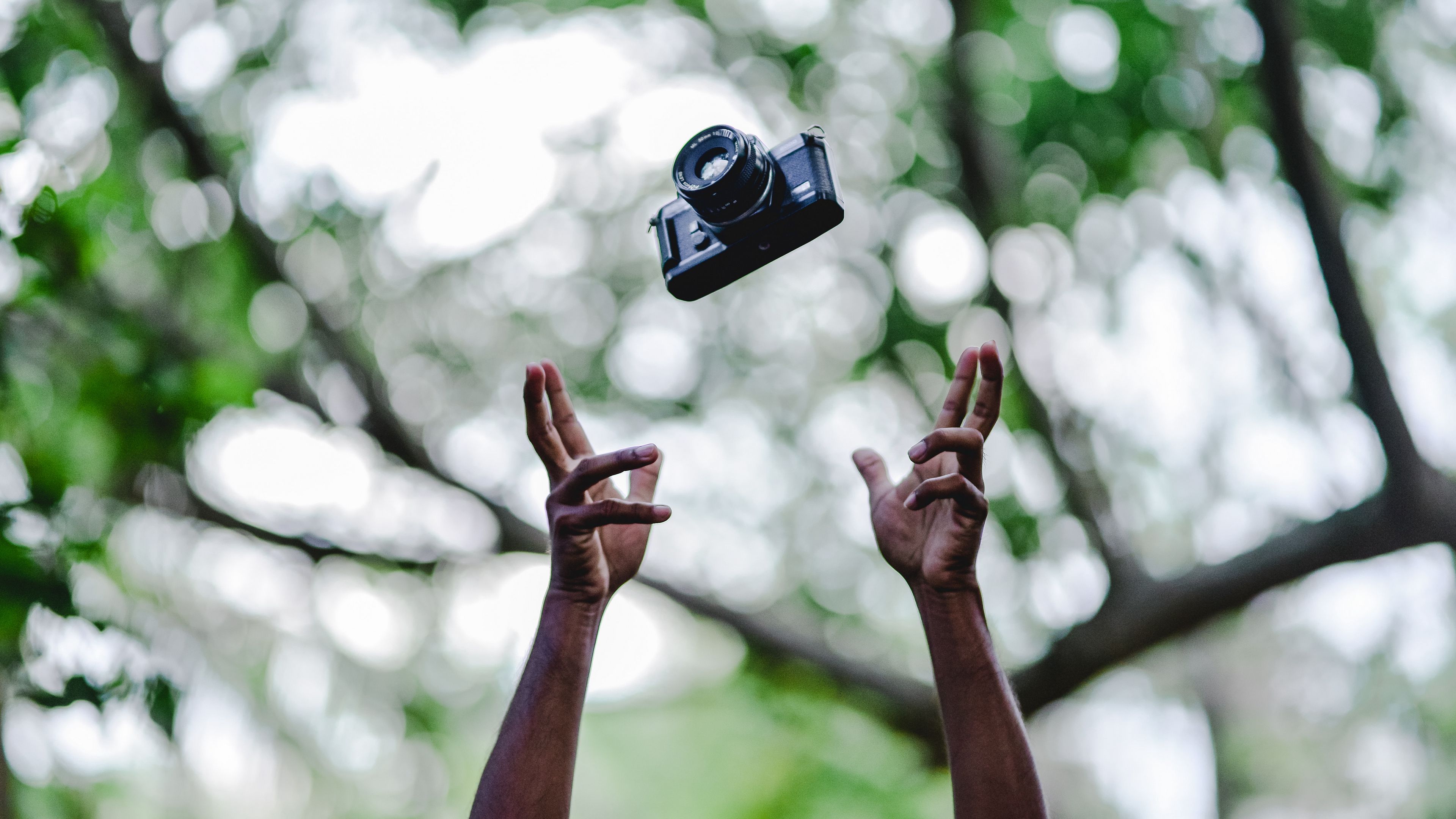 hands, camera, flight, glare, 4k, HD Wallpaper
