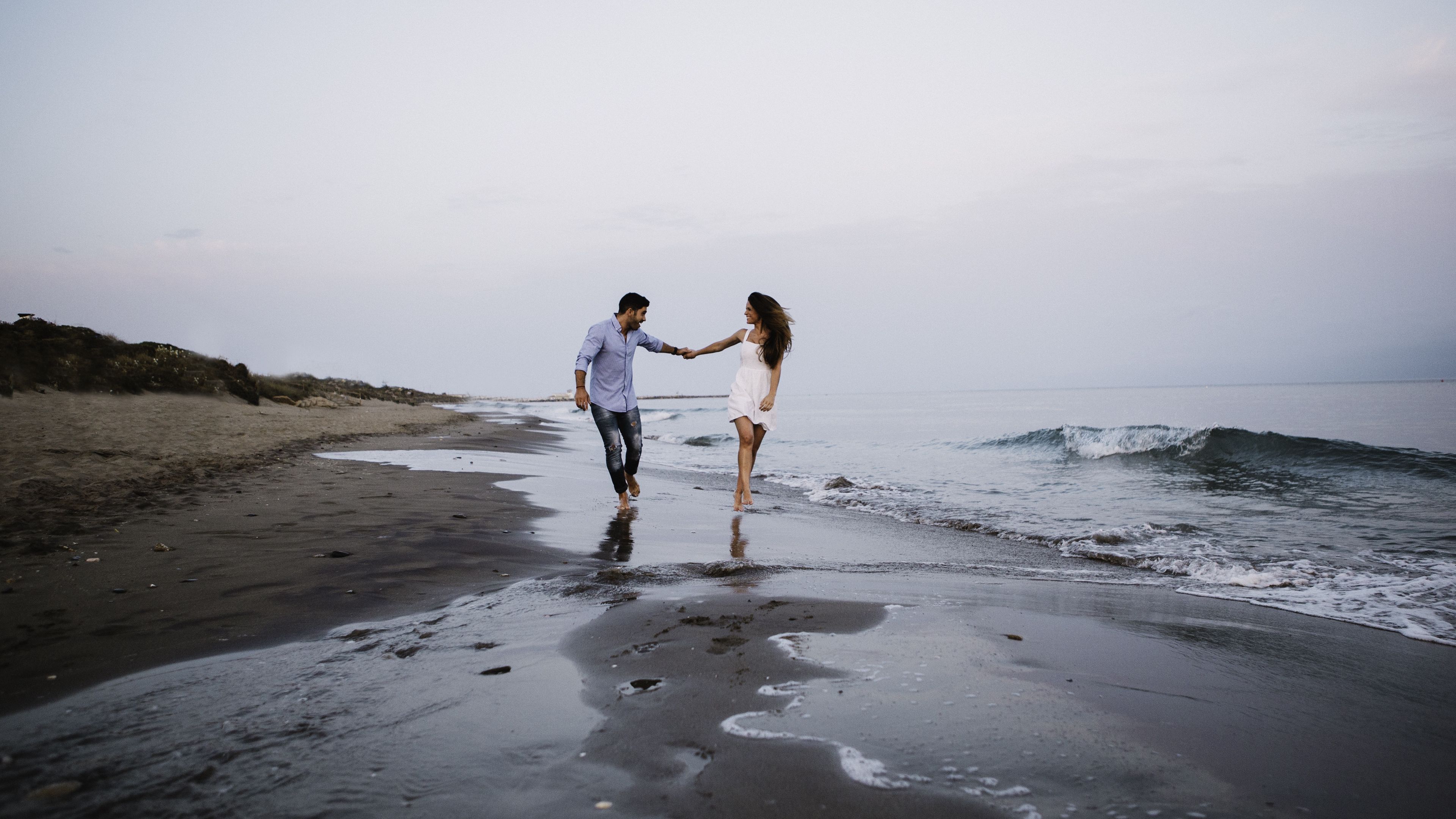 couple, love, walk, sea, happiness, 4k, HD Wallpaper