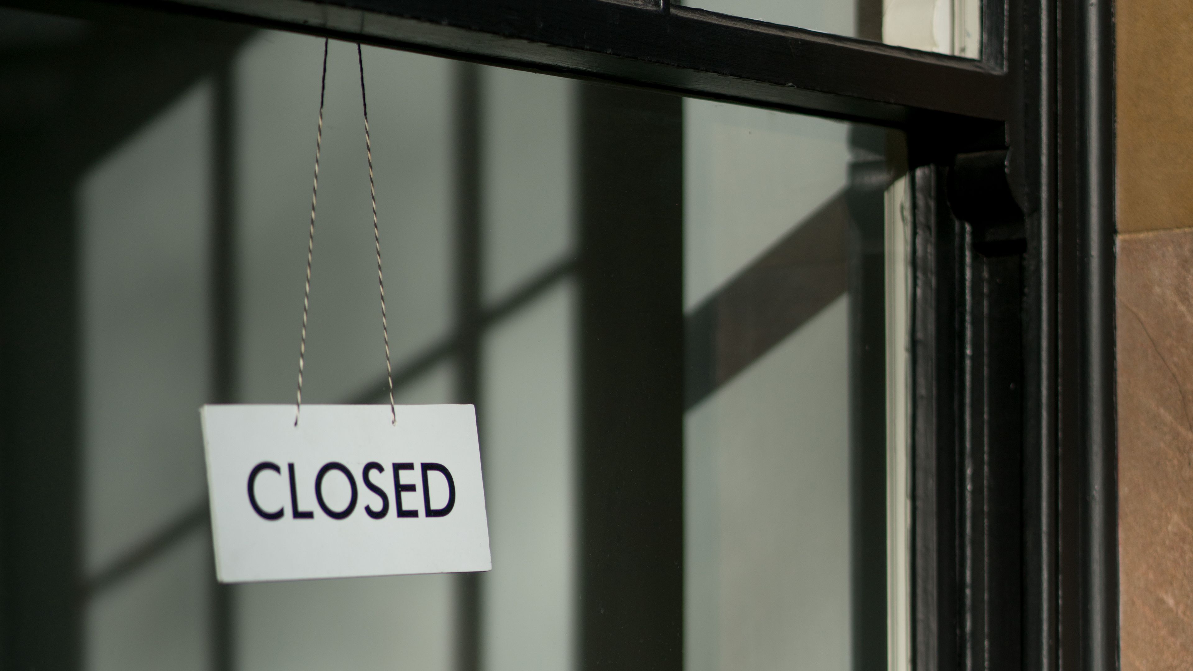 sign, closed, door, window, shadow, 4k, HD Wallpaper