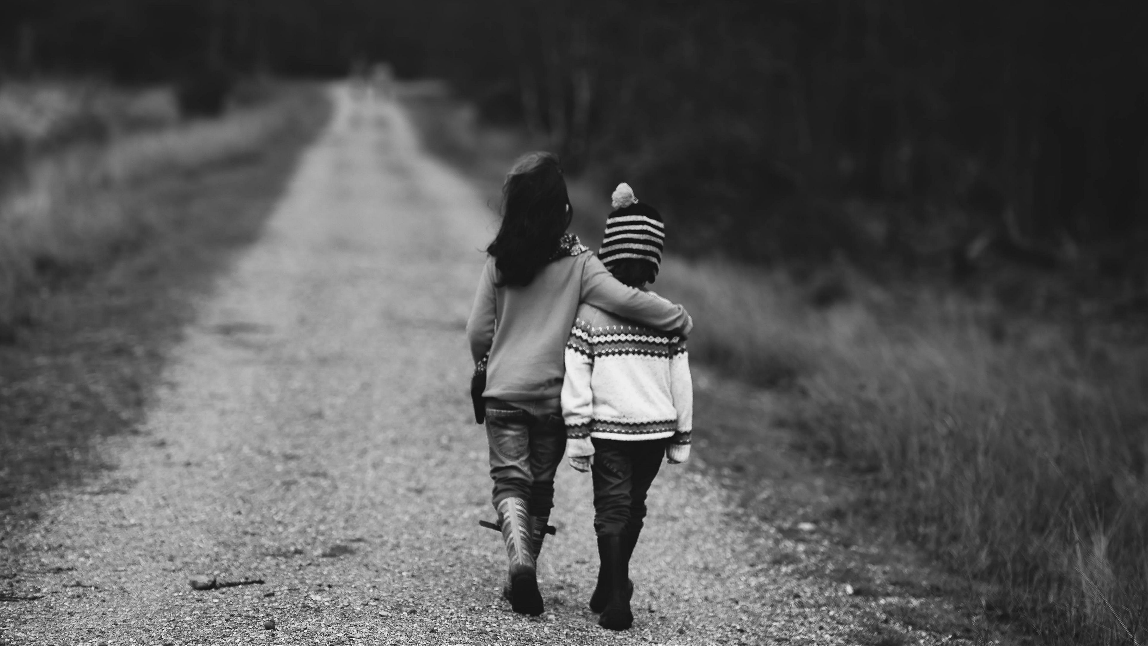 children, friends, bw, walk, road, 4k, HD Wallpaper