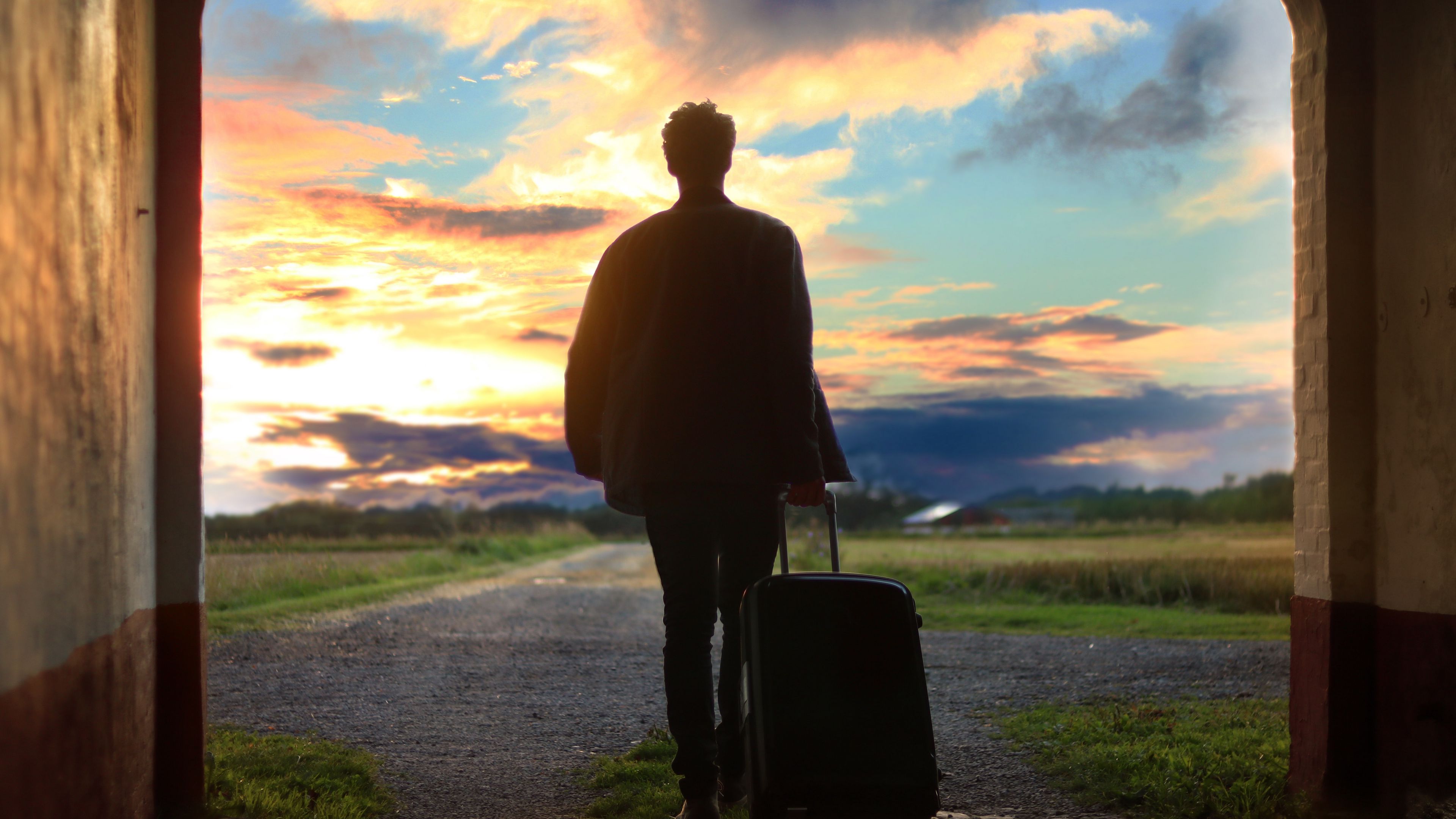 man, suitcase, travel, dawn, 4k, HD Wallpaper