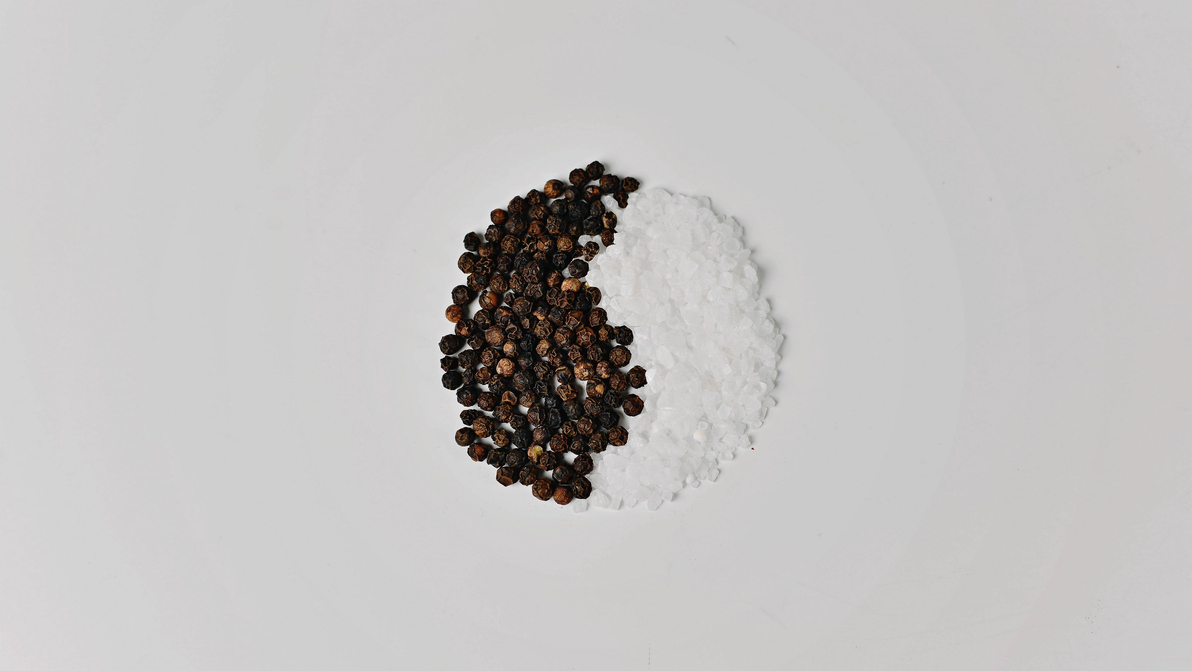 yin and yang, salt, pepper, minimalism, 4k, HD Wallpaper