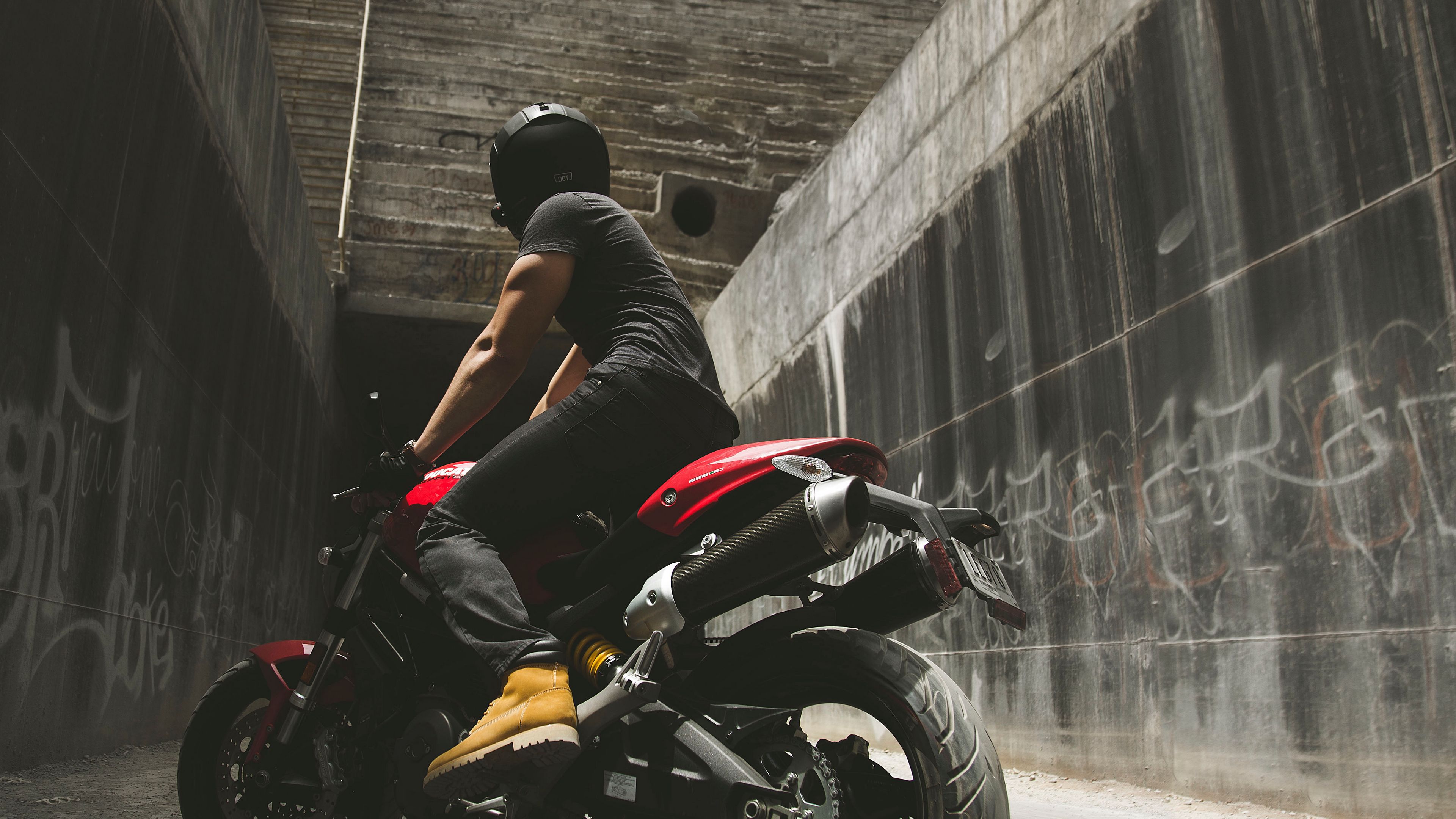 motorcyclist, motorcycle, helmet, wall, concrete, 4k, HD Wallpaper
