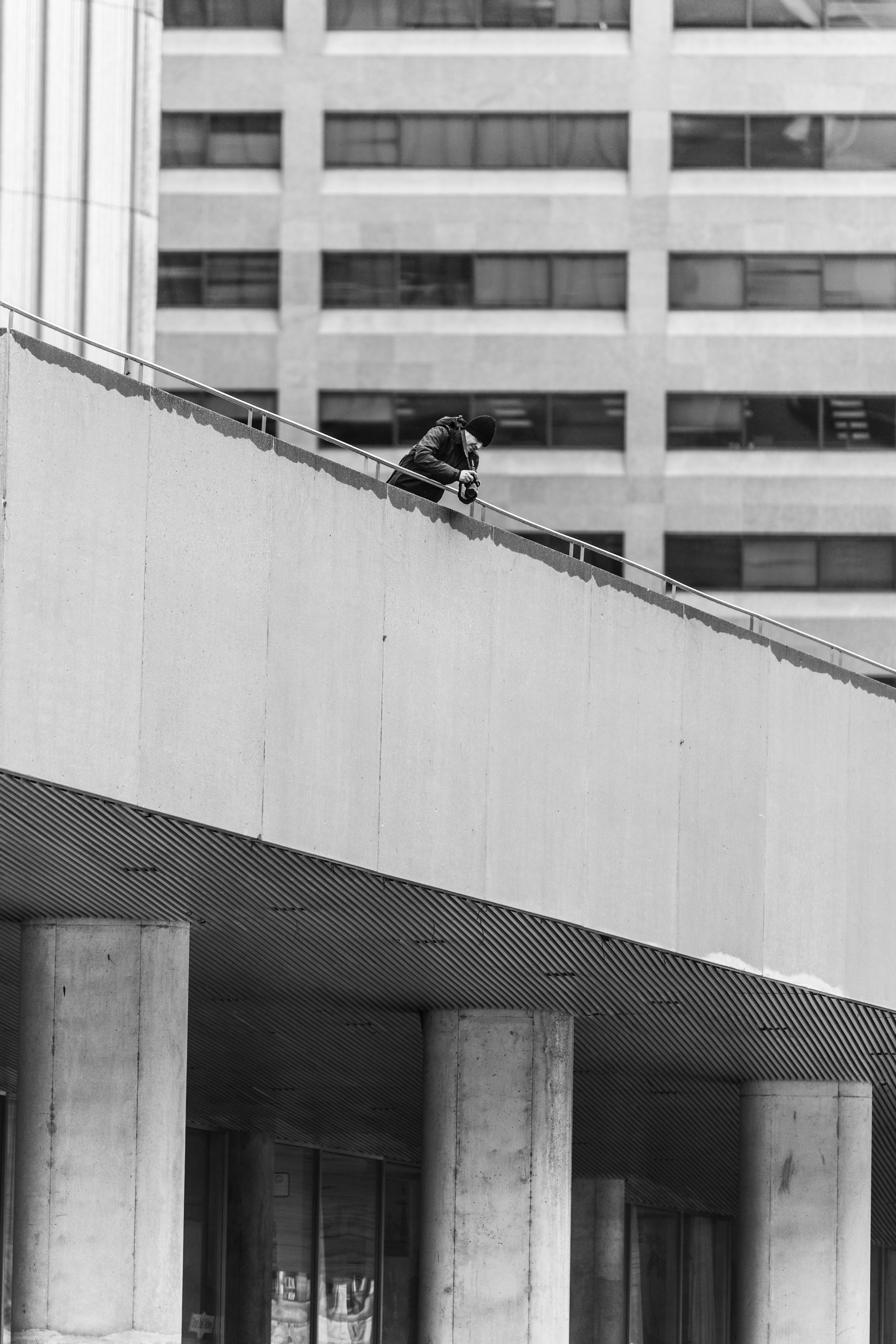 black and white shot of photographer on urban bridge taking picture in toronto, photographer on bridge 4k, Phone HD Wallpaper
