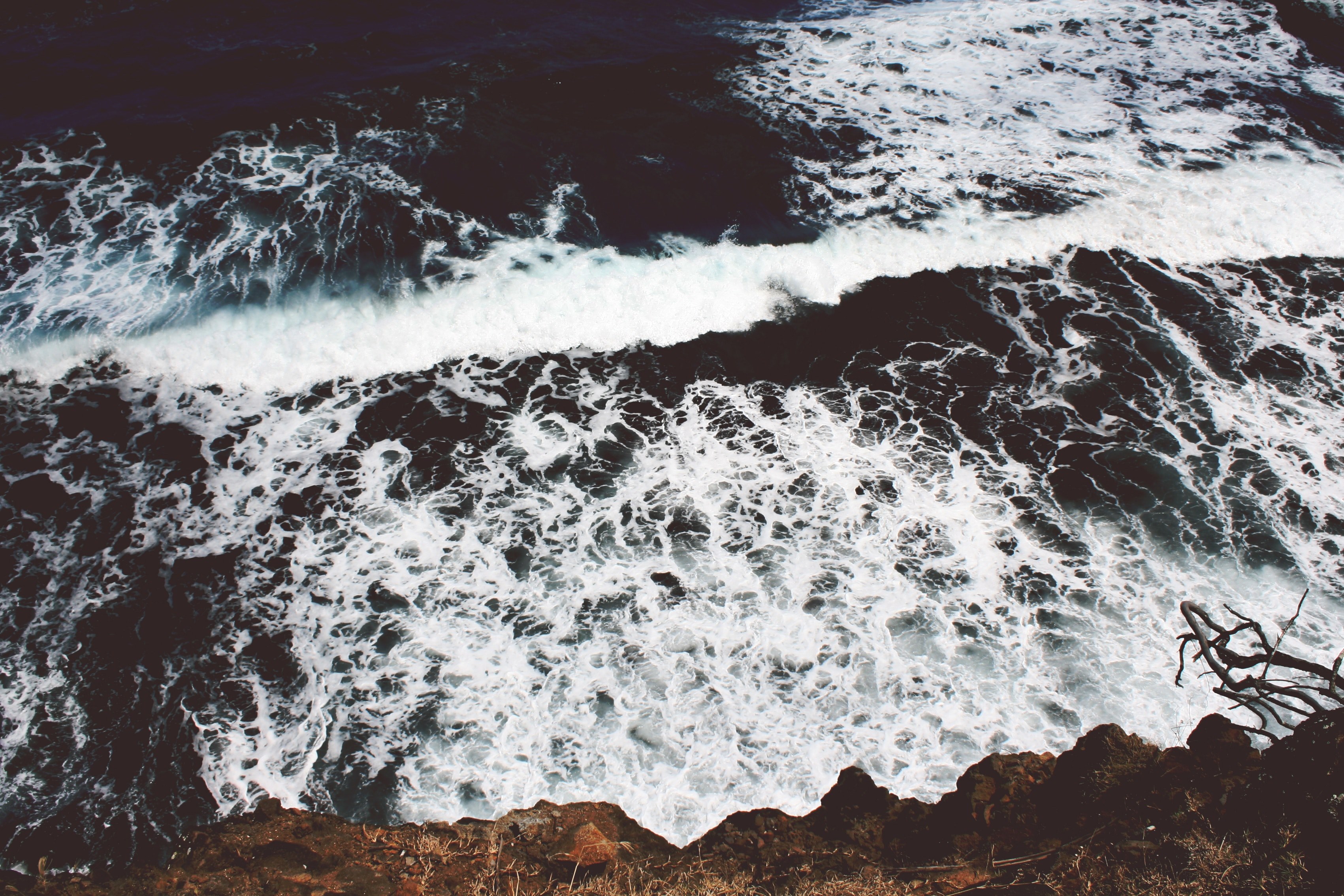 frothy sea waves crashing against a rocky cliff, crashing waves by a cliff 4k, HD Wallpaper