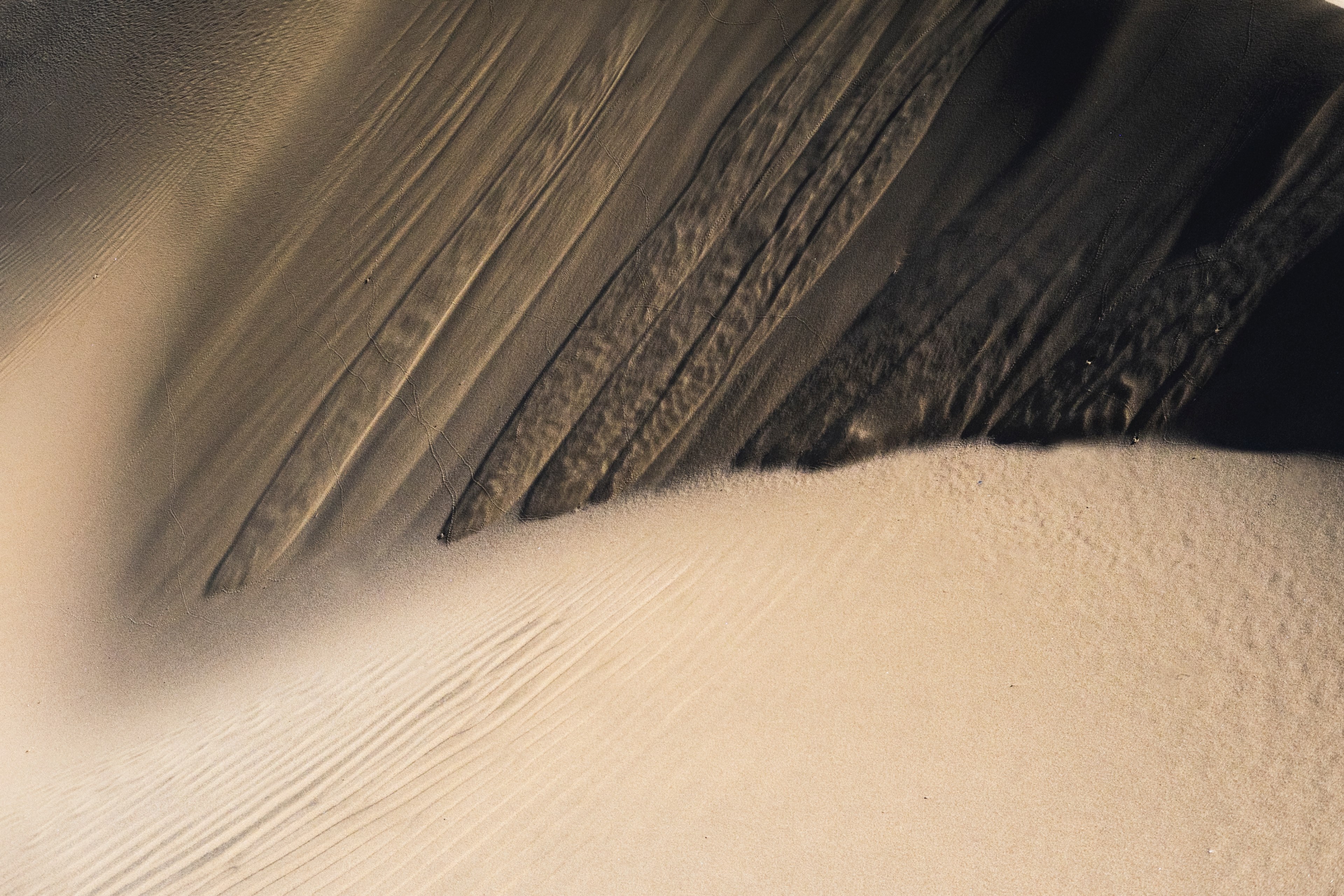 macro shot of wavy texture and wind patterns in the sand, patterns in the sand 4k, HD Wallpaper