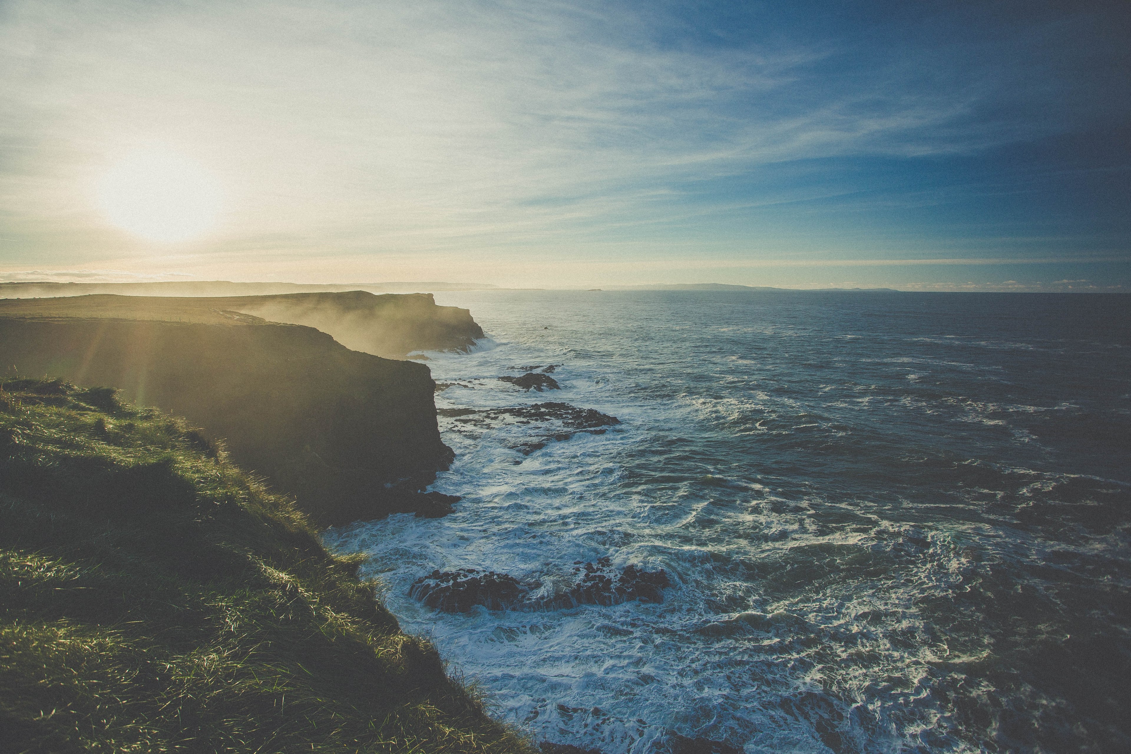 aerial view of waves crashing against the side of a cliff at giants causeway, ocean meets cliff 4k, HD Wallpaper