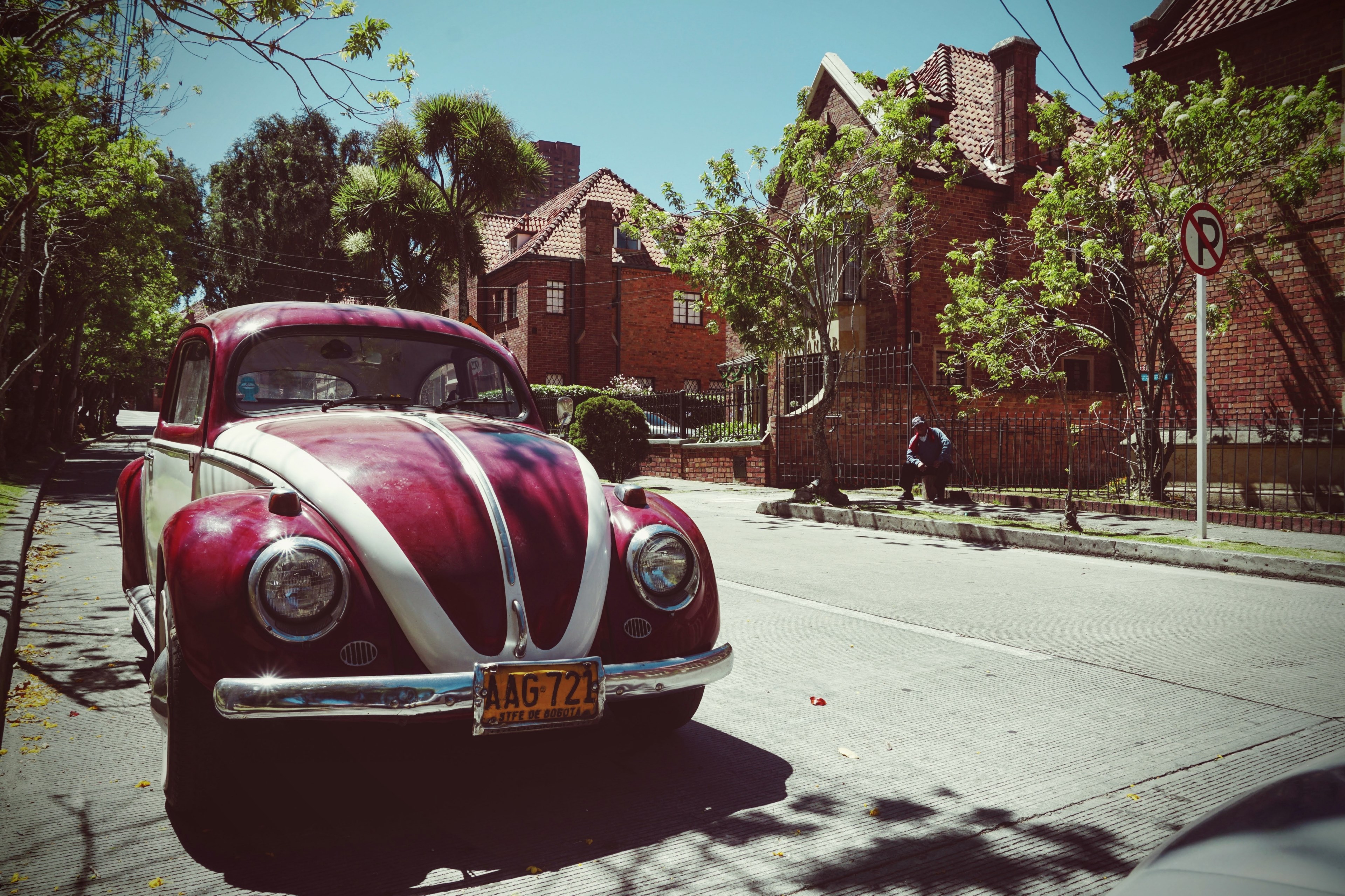 red vintage volkswagen beetle parked on suburban street on sunny day in bogot, vintage volkswagen beetle parked in bogot 4k, HD Wallpaper