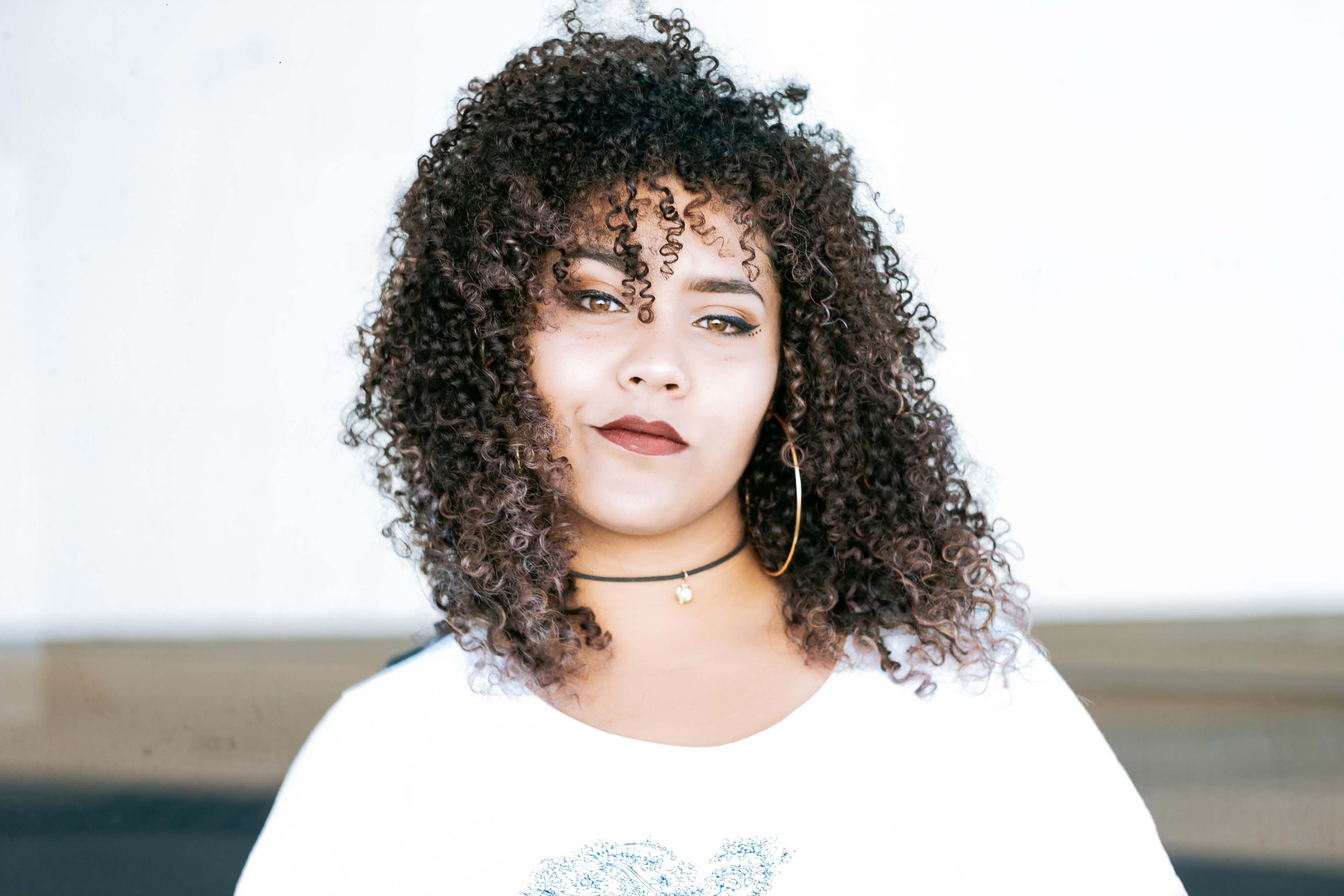 woman with curly hair smiles confidently, pure confidence 4k, HD Wallpaper