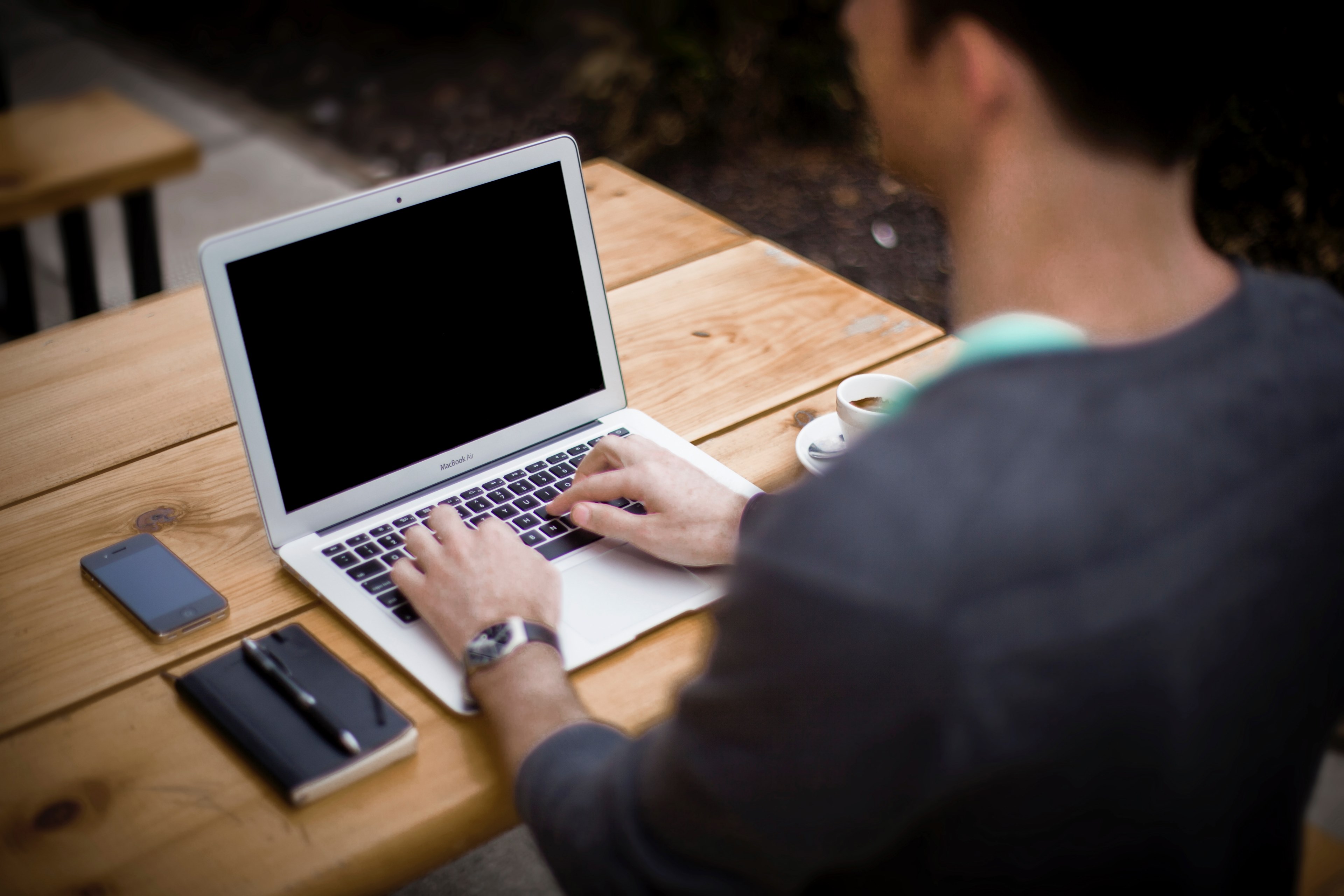 an over the shoulder shot of a man working on a macbook outdoors, working on a laptop outdoors 4k, HD Wallpaper