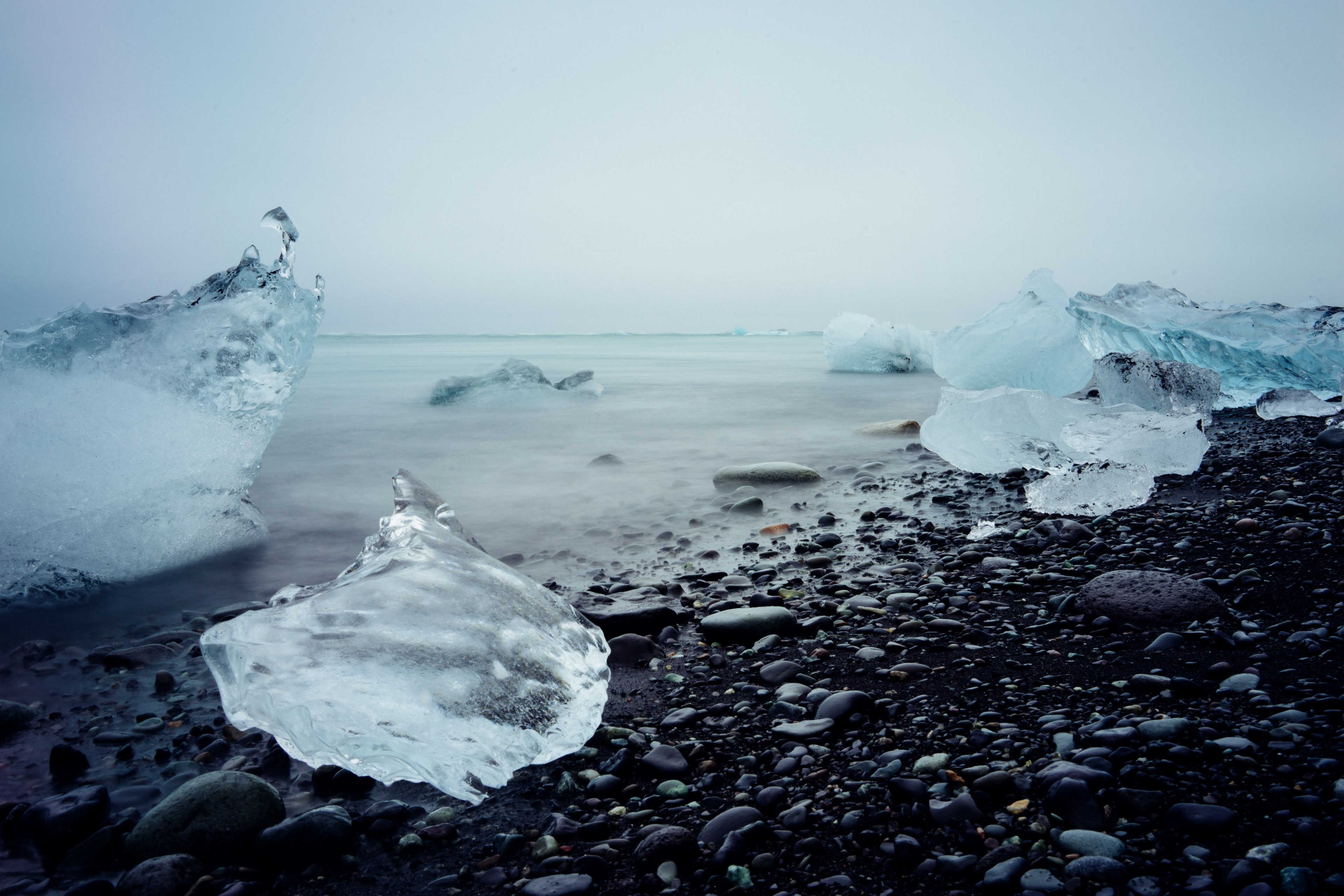 ice on the black pebble beach at jkulsrln iceberg lagoon, ice on black beach 4k, HD Wallpaper