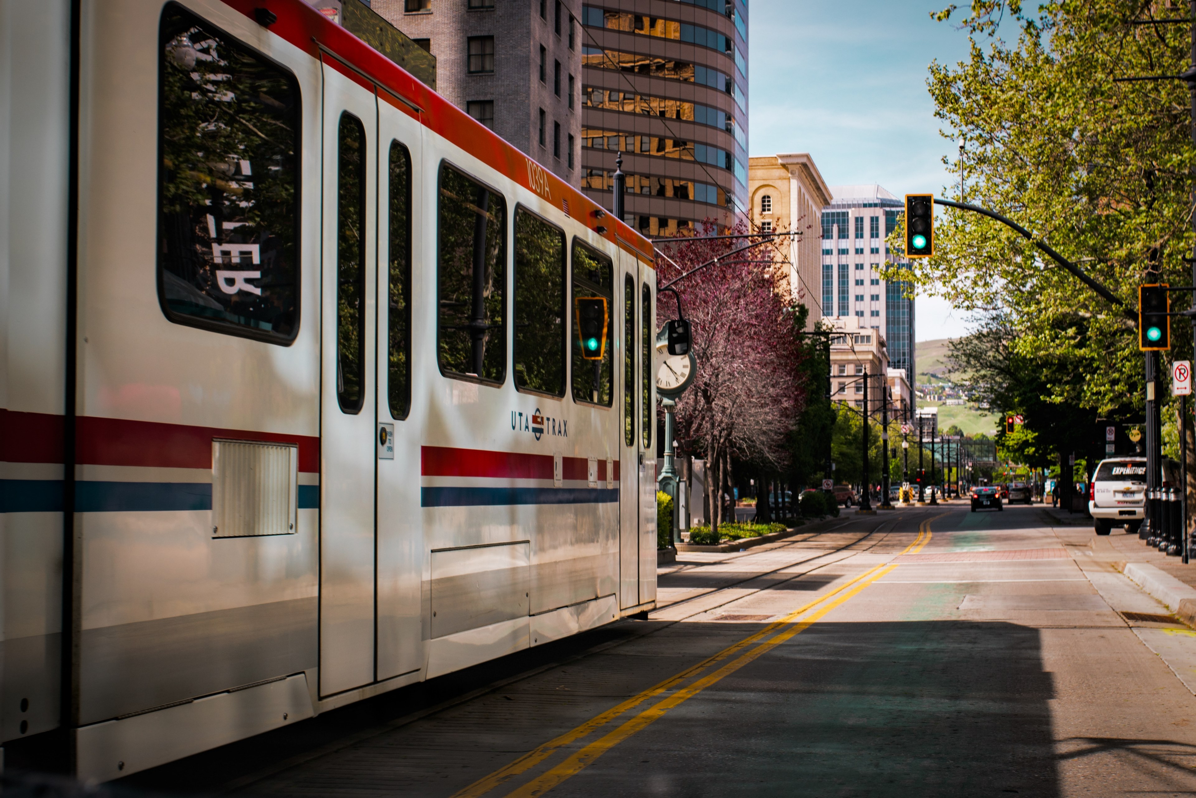 tram driving through green stop light during daylight on a street in salt lake city, tram salt lake city 4k, HD Wallpaper