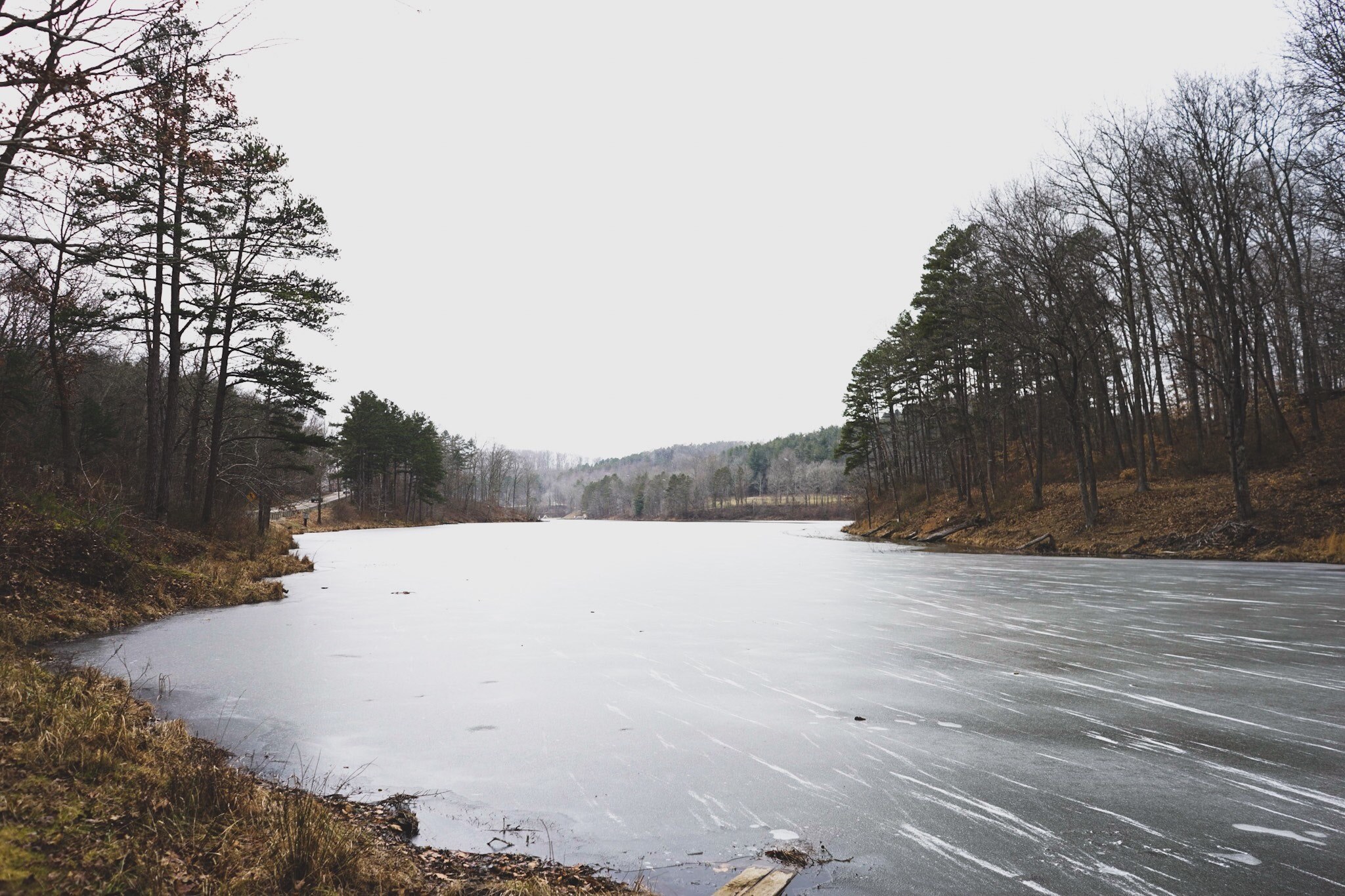 a small frozen lake under pale white sky, frozen lake in winter 4k, HD Wallpaper