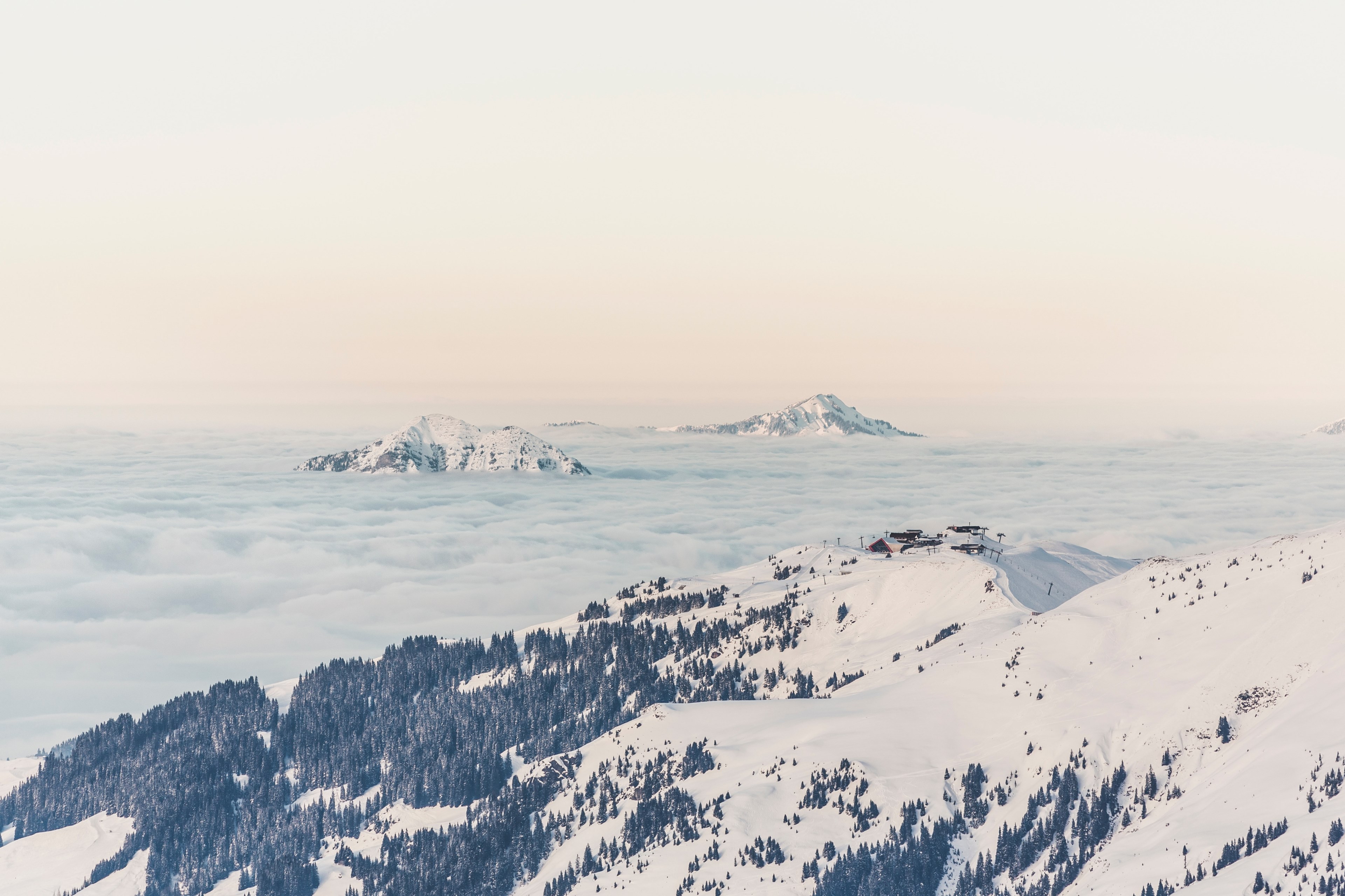 view of snowy mountain peaks of the kitzbhel alps amongst the clouds from the hahnenkammbahn cable car, kitzbhel from the hahnenkammbahn 4k, HD Wallpaper