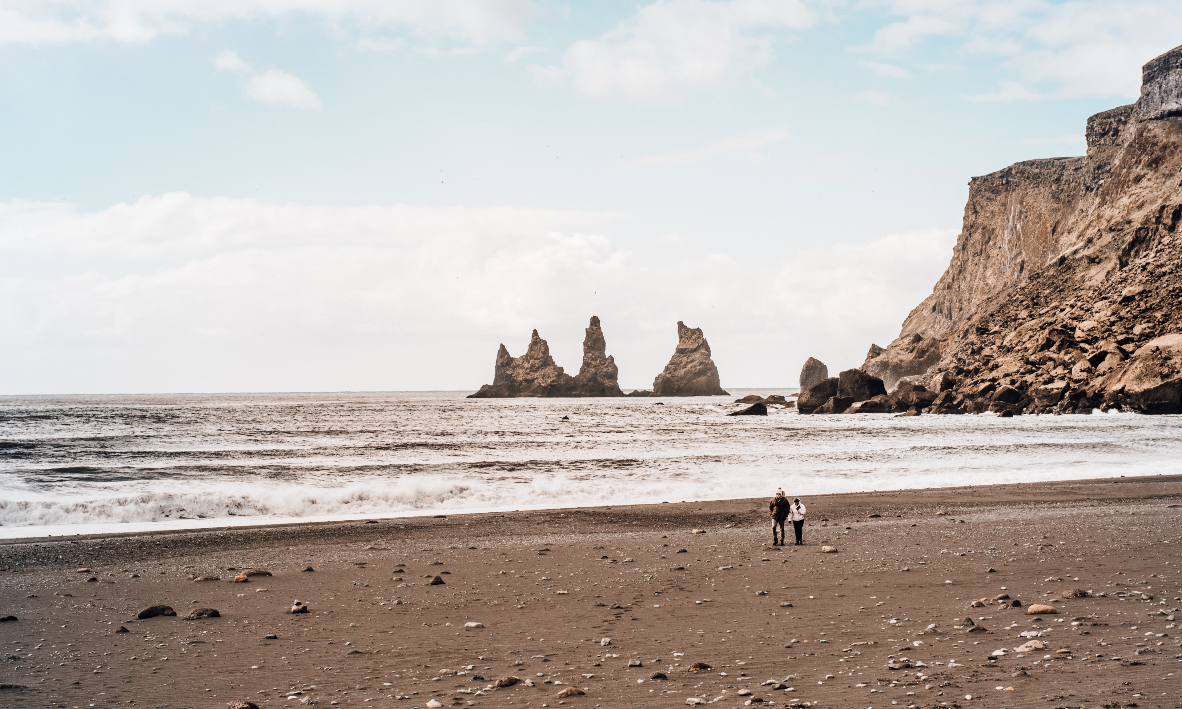 a couple walks aside ocean waves on a beach in iceland, walking aside the waves 4k, HD Wallpaper